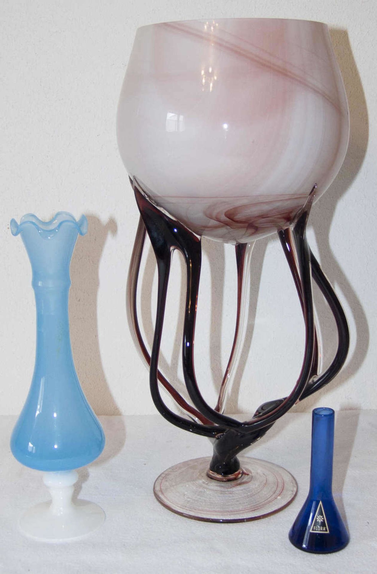 Glas - Konvolut, bestehend aus einer Glas - Schale, Höhe: ca. 37 cm, Fuß als Glasfäden