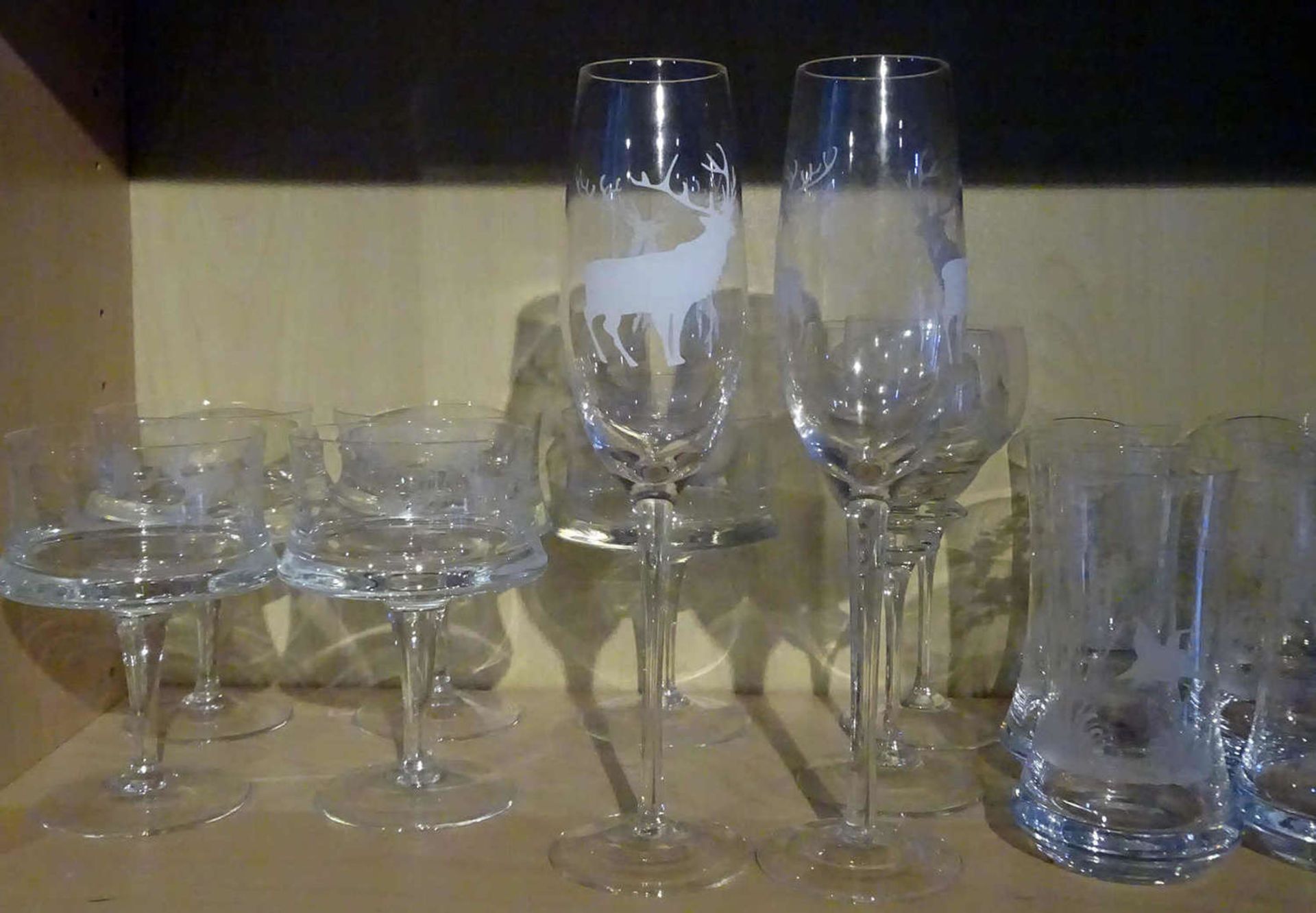 Großes Konvolut Gläser, bestehend aus Cocktailgläser, Weingläser, Wassergläser, etc. Alle Gläser mit - Bild 2 aus 2
