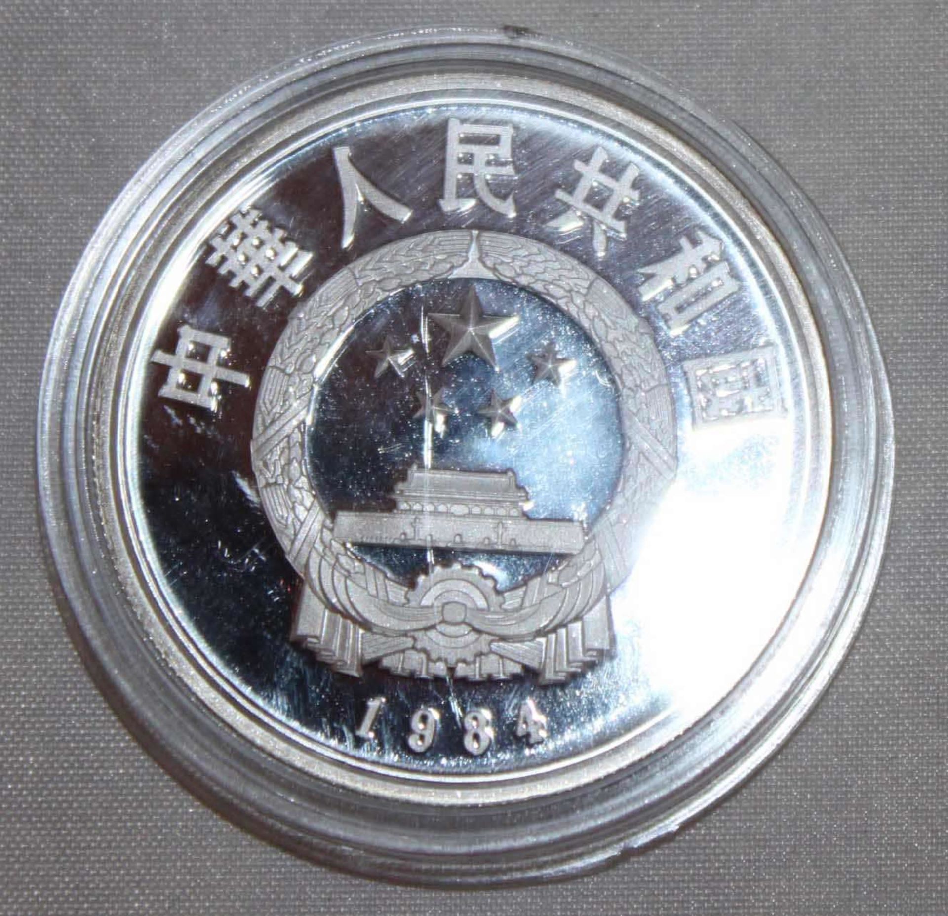 China 1984, 5 Yuan - Silbermünze "Terrakotta - Reiter". Silber 900. Gewicht: 22,2 gr.. In Kapsel.