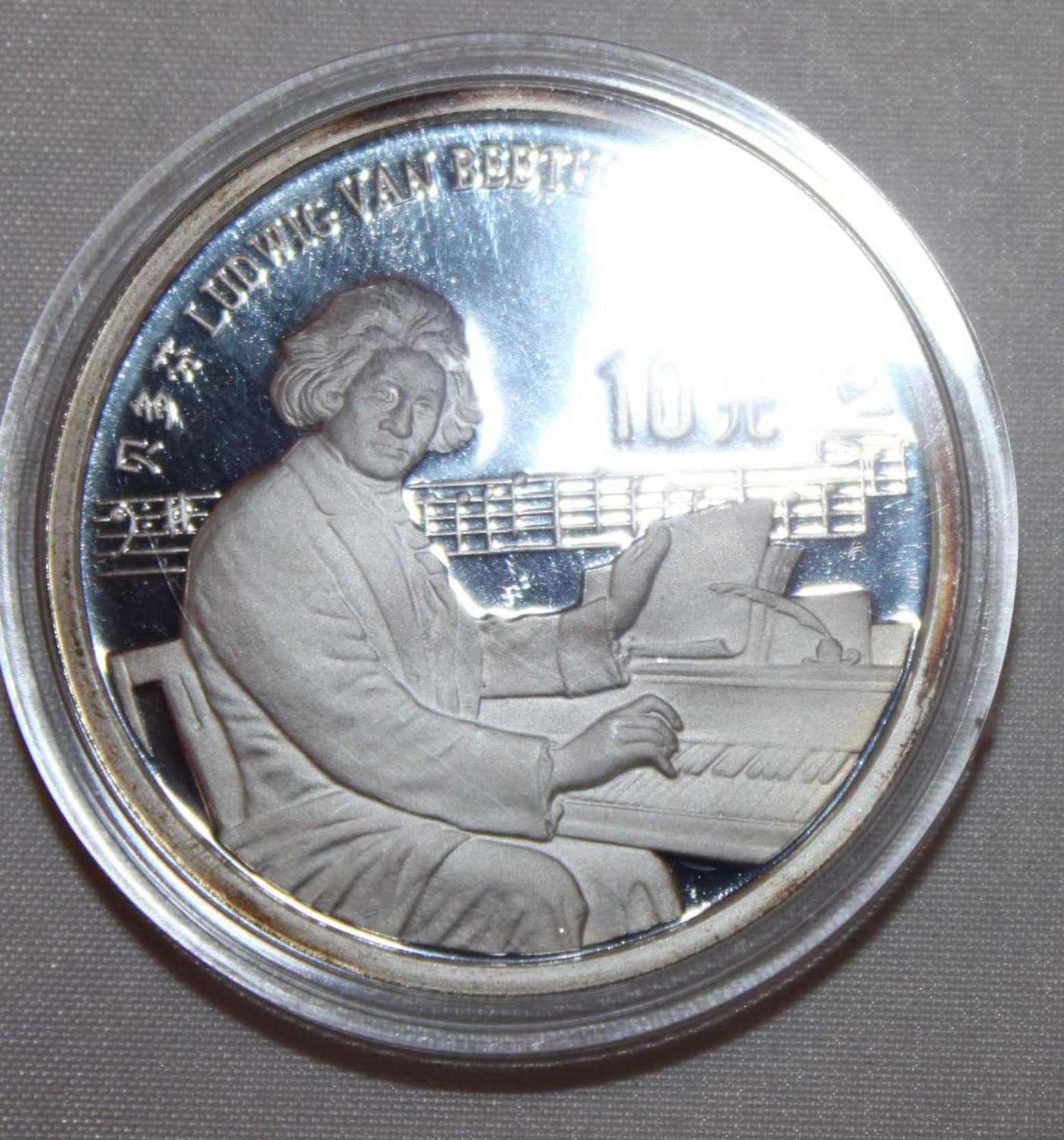 China 1990, 10 Yuan - Silbermünze "Ludwig van Beethoven". Silber 925. Gewicht: 27 gr.. In Kapsel.
