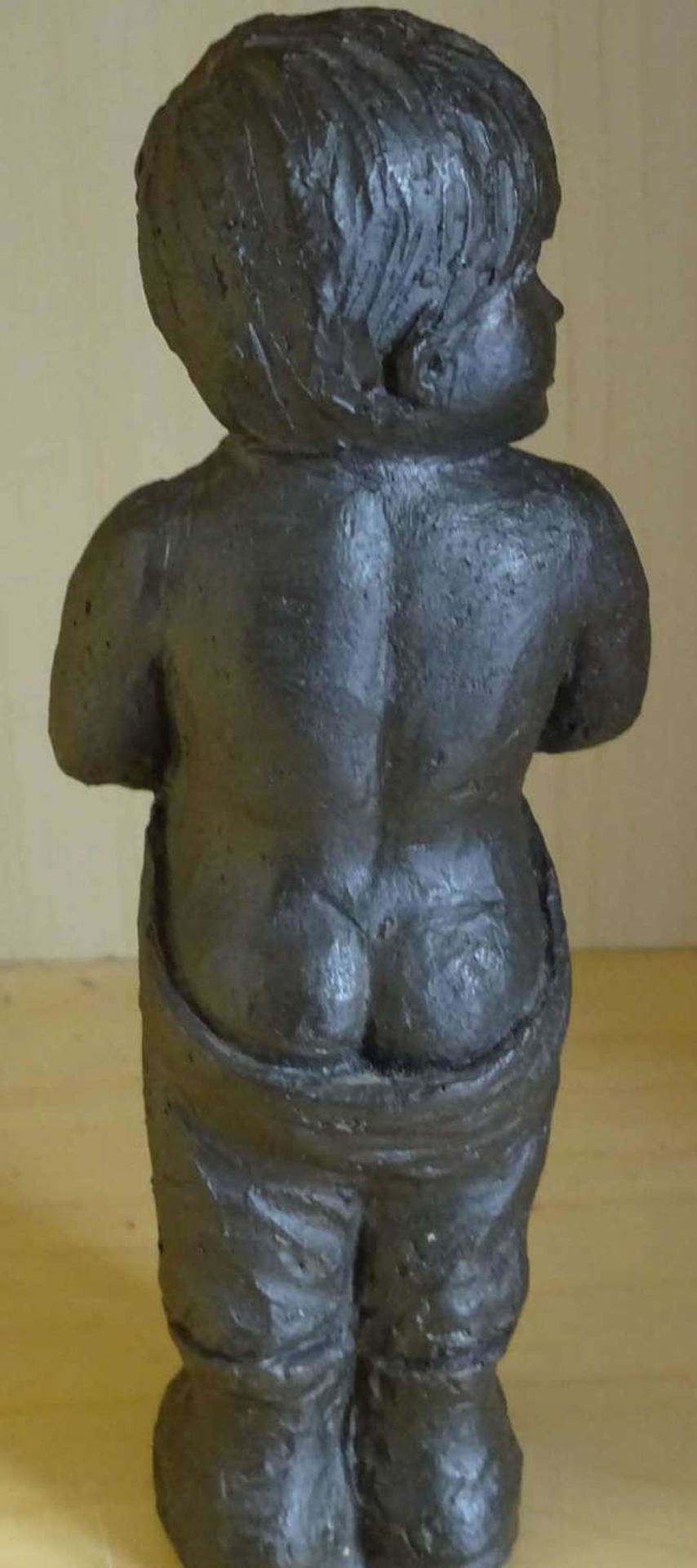 Kleine Figur - Junge mit rutschender Hose. Höhe ca. 18,5 cm. Ontwerp Geert KunenSmall figure - boy - Bild 2 aus 3