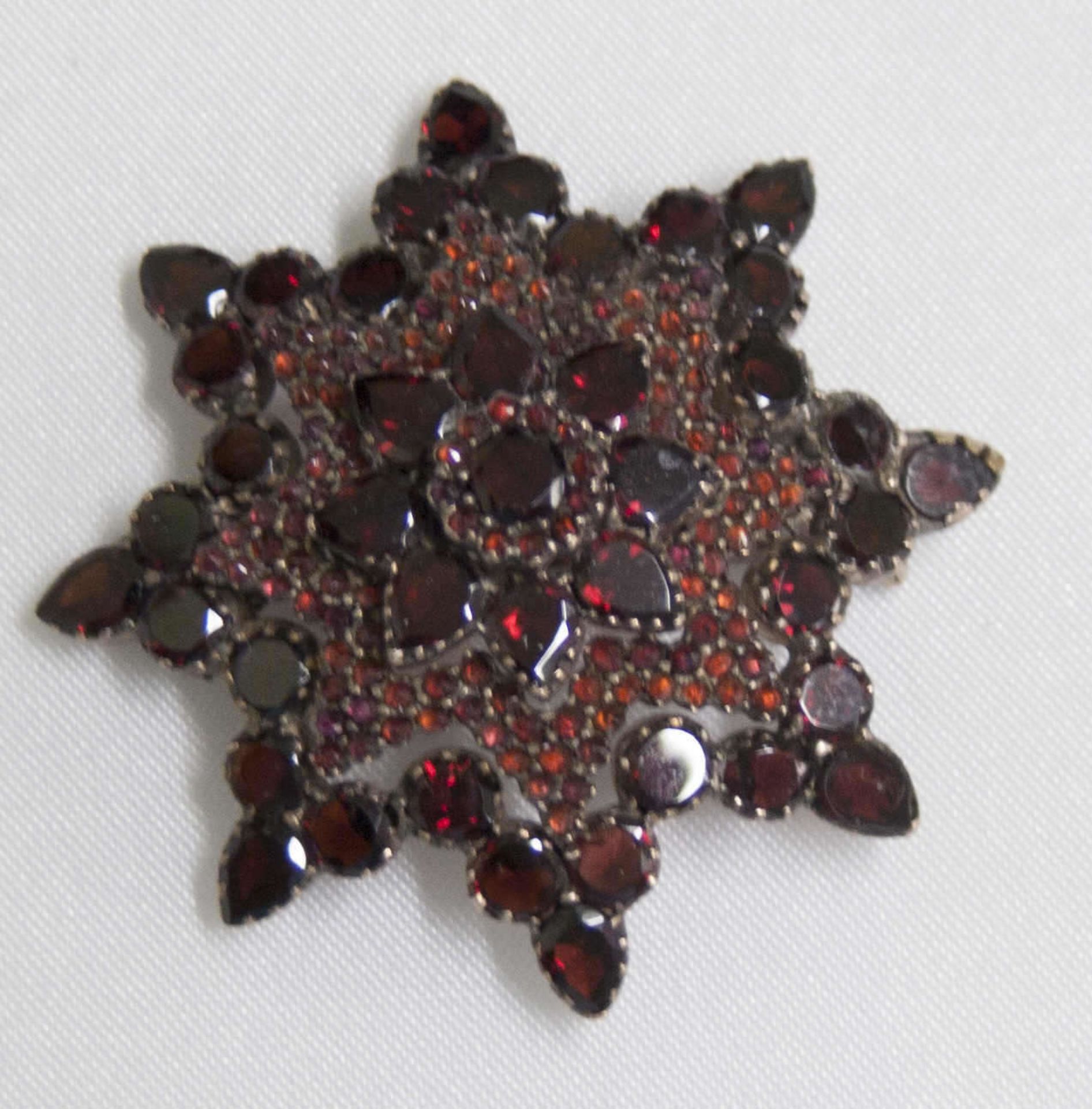 Granatbrosche in Tombak gefaßt. Böhmen und 1880. Sehr guter Zustand.Garnet brooch in Tombak taken.