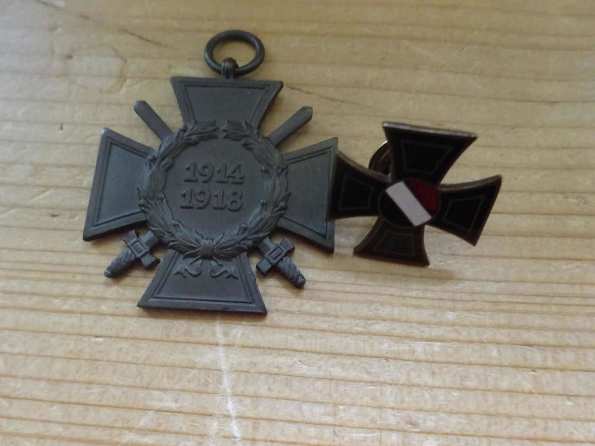 2 Teile Militaria, 1x Ehrenkreuz für Frontkämpfer 1914-1918, sowie 1 Pin Eisernes Kreuz2 parts