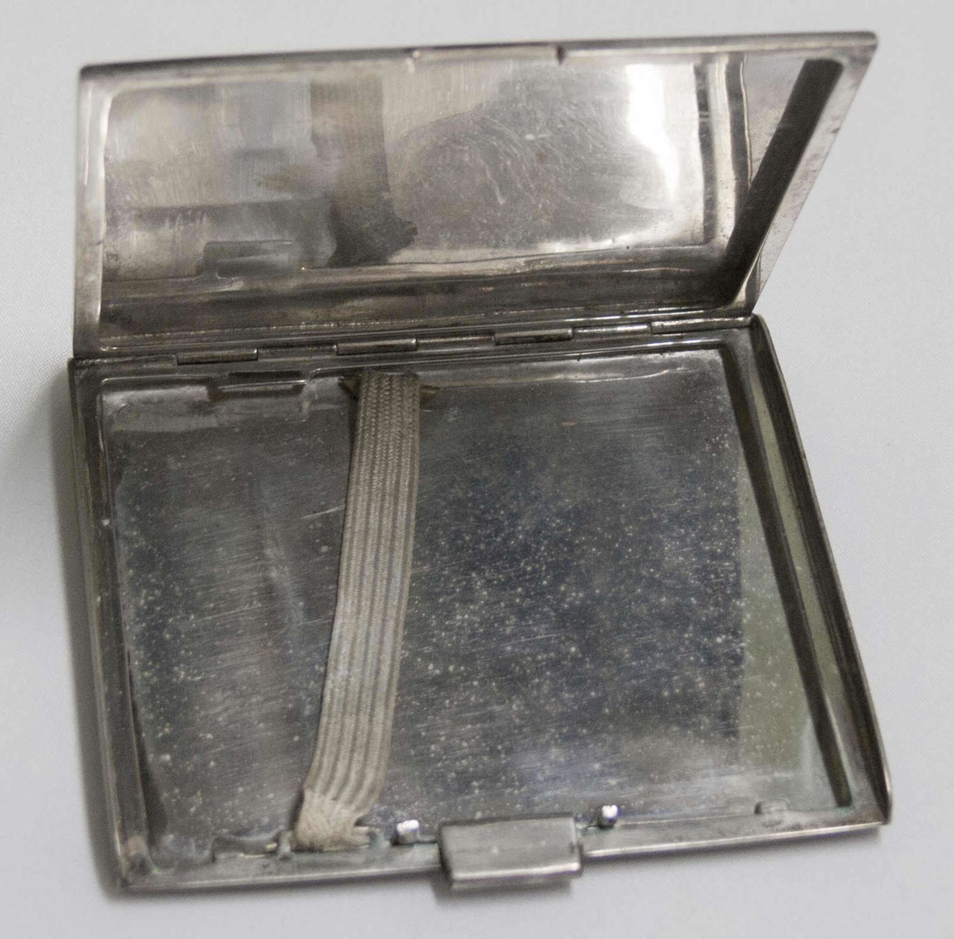 Zigarettendose in 835er Silber, gepunzt mit M+M Silberschmiede. Länge ca. 8,5 cm , Breite ca. 7,6 - Bild 2 aus 2