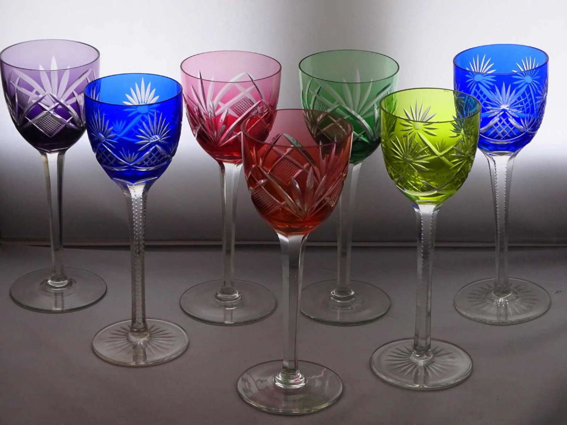 7 farbige Weingläser, verschiedene Modelle, guter Zustand.7 colored wine glasses, different