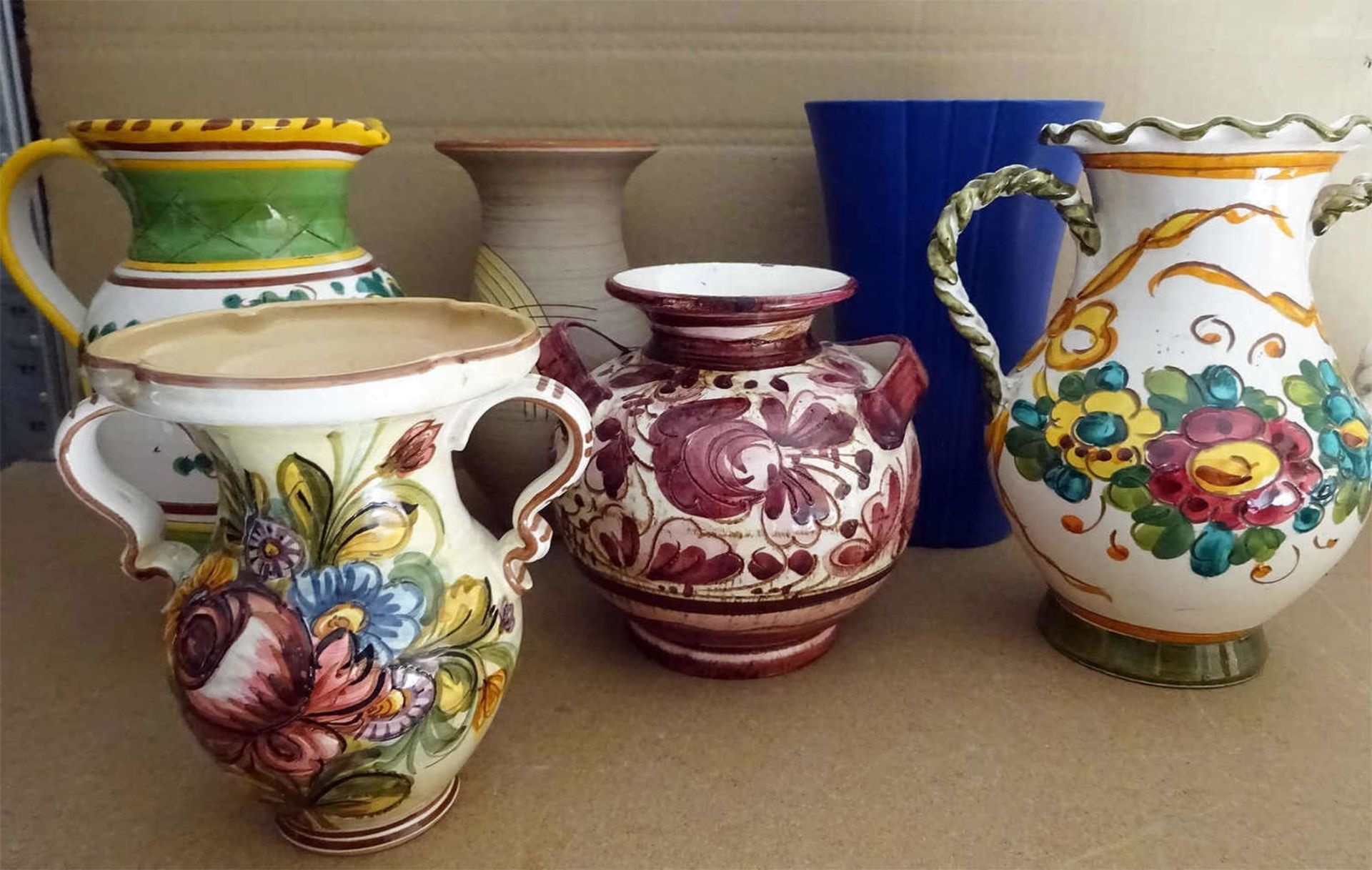 Lot Keramik, meist Reisemitbringsel dabei Spanien, etc. Insgesamt 6 Vasen.Lot of ceramics, mostly
