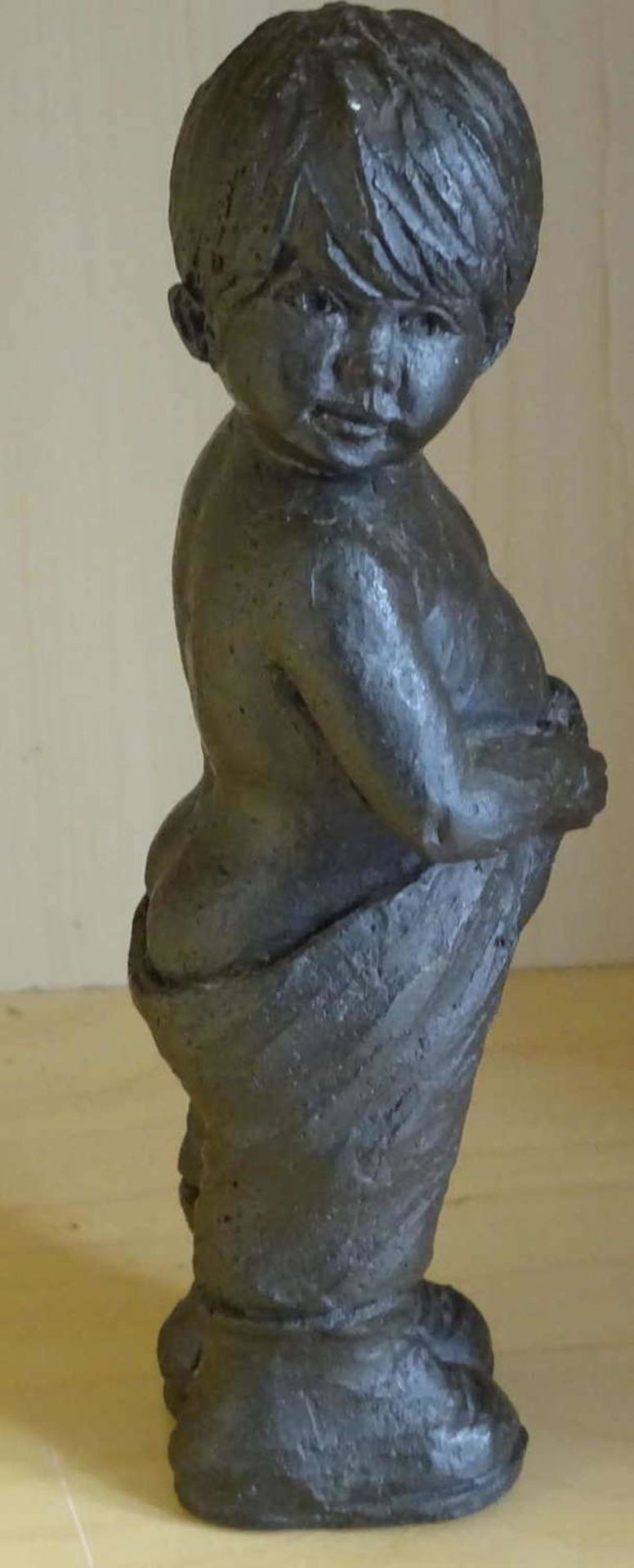 Kleine Figur - Junge mit rutschender Hose. Höhe ca. 18,5 cm. Ontwerp Geert KunenSmall figure - boy