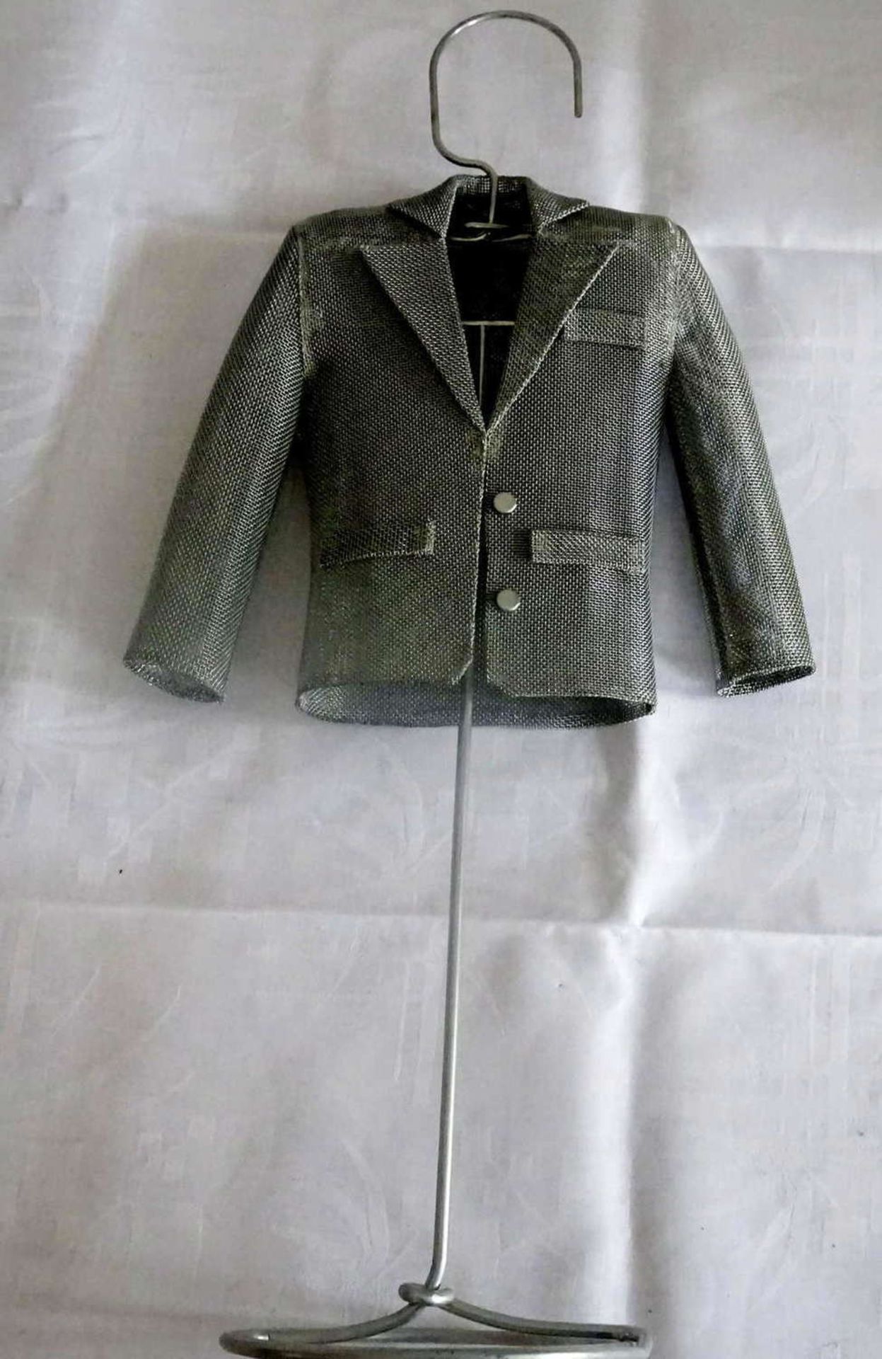 Dekoständer mit Jacke aus Metall. Höhe ca. 56 cm. Sehr dekorativ!Decorative stand with jacket made