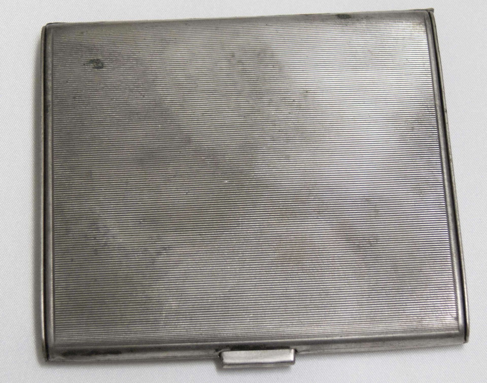 Zigarettendose in 835er Silber, gepunzt mit M+M Silberschmiede. Länge ca. 8,5 cm , Breite ca. 7,6