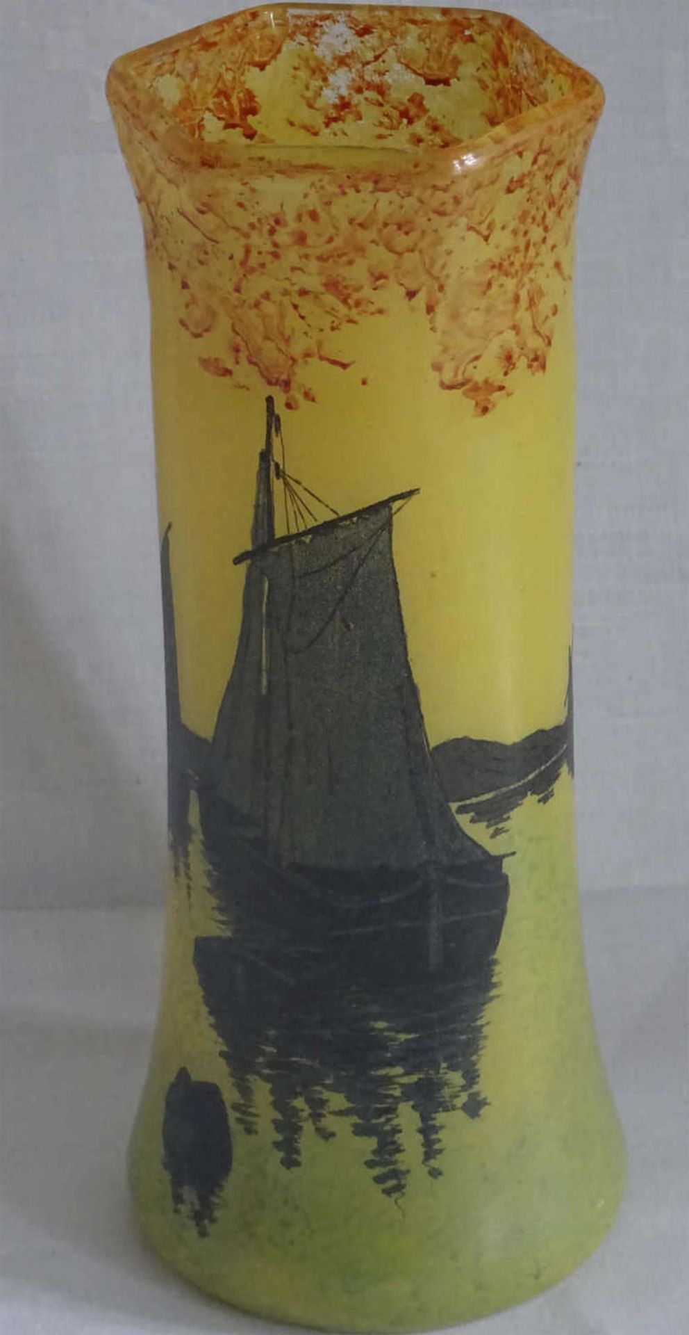 Glasvase mit Umdruckdekor, fest gemachte Boote vor Hollandsküste, Höhe ca 28cm, Durchmesser ca 10cm.