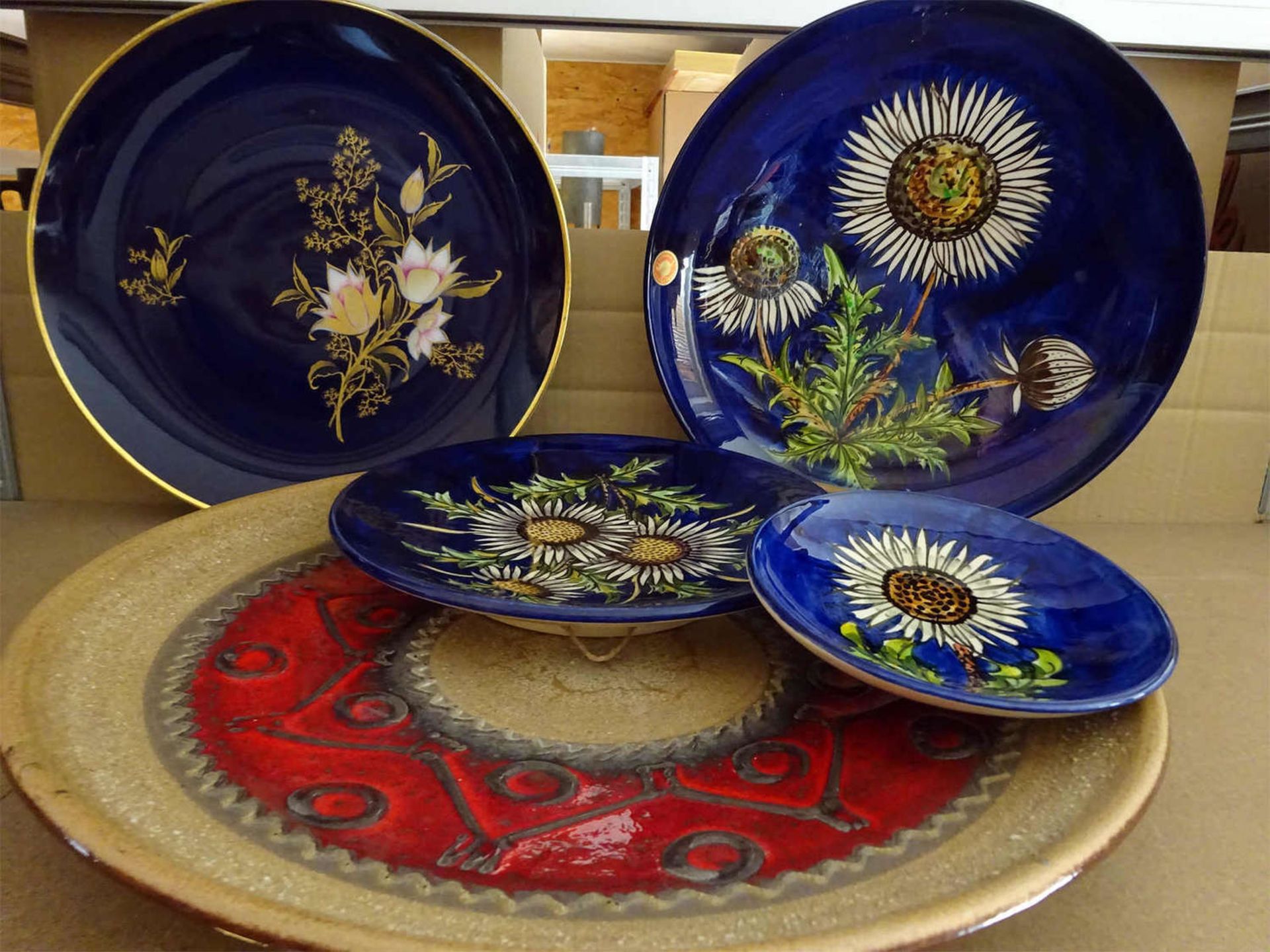 4 Keramikteller, sowie 1 Porzellanteller. Dabei Graf Keramik, verschiedene Modelle.4 ceramic plates,