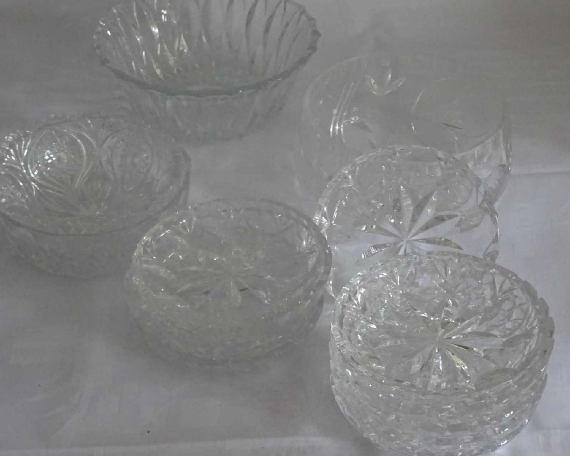 Lot Schalen und Schüsseln aus Glas. Bitte besichtigen!Lot bowls and bowls of glass. Please visit!