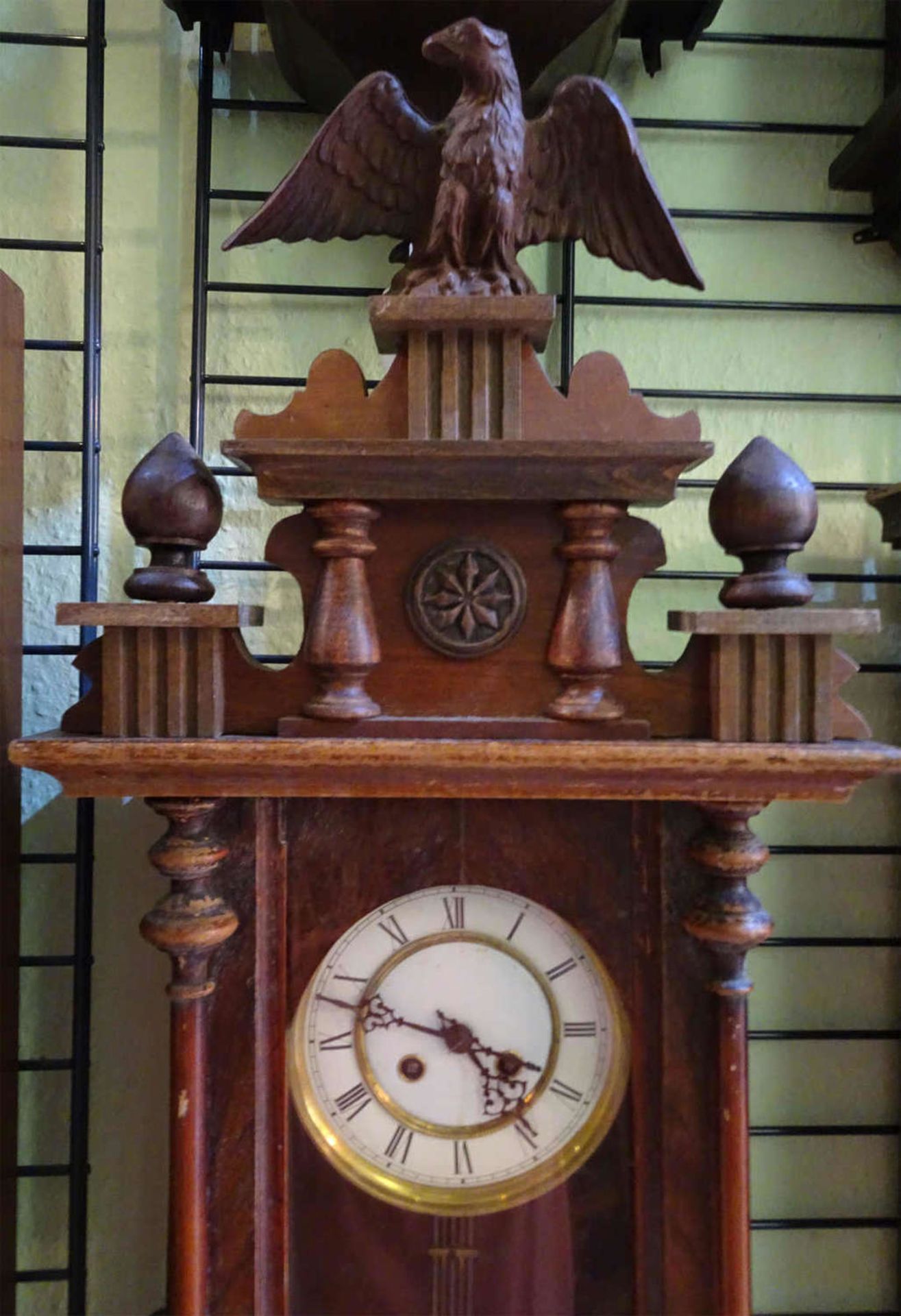 Wanduhr um 1880, Schlag auf Feder. Breite ca. 30 cm, Höhe 90 cmWall clock around 1880, blow on - Image 2 of 4