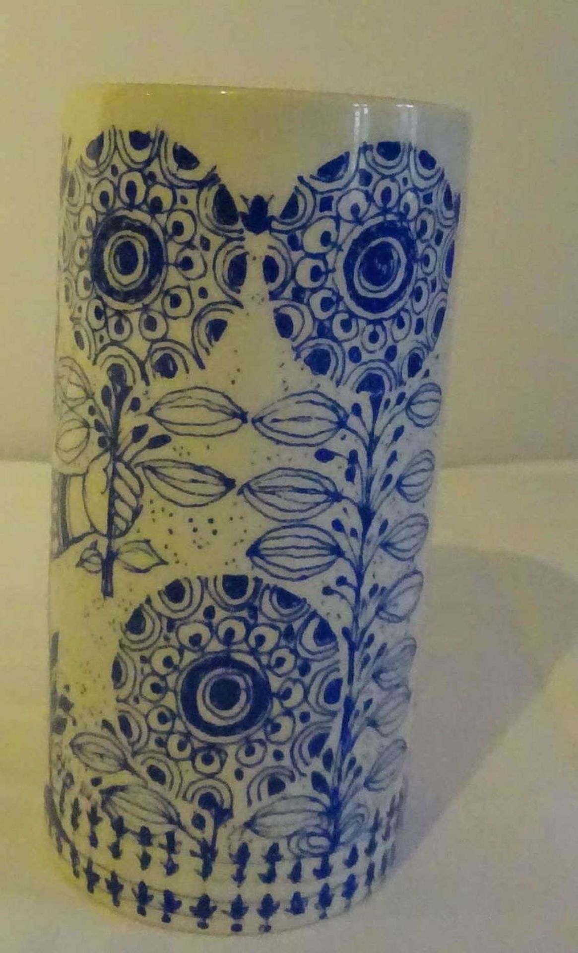 Vase, Flora Nymölle Denmark Björn Wiinblad blau dekoriert, zylindrisch, Höhe ca. 12 cm, Dm.: 6 - Image 2 of 3