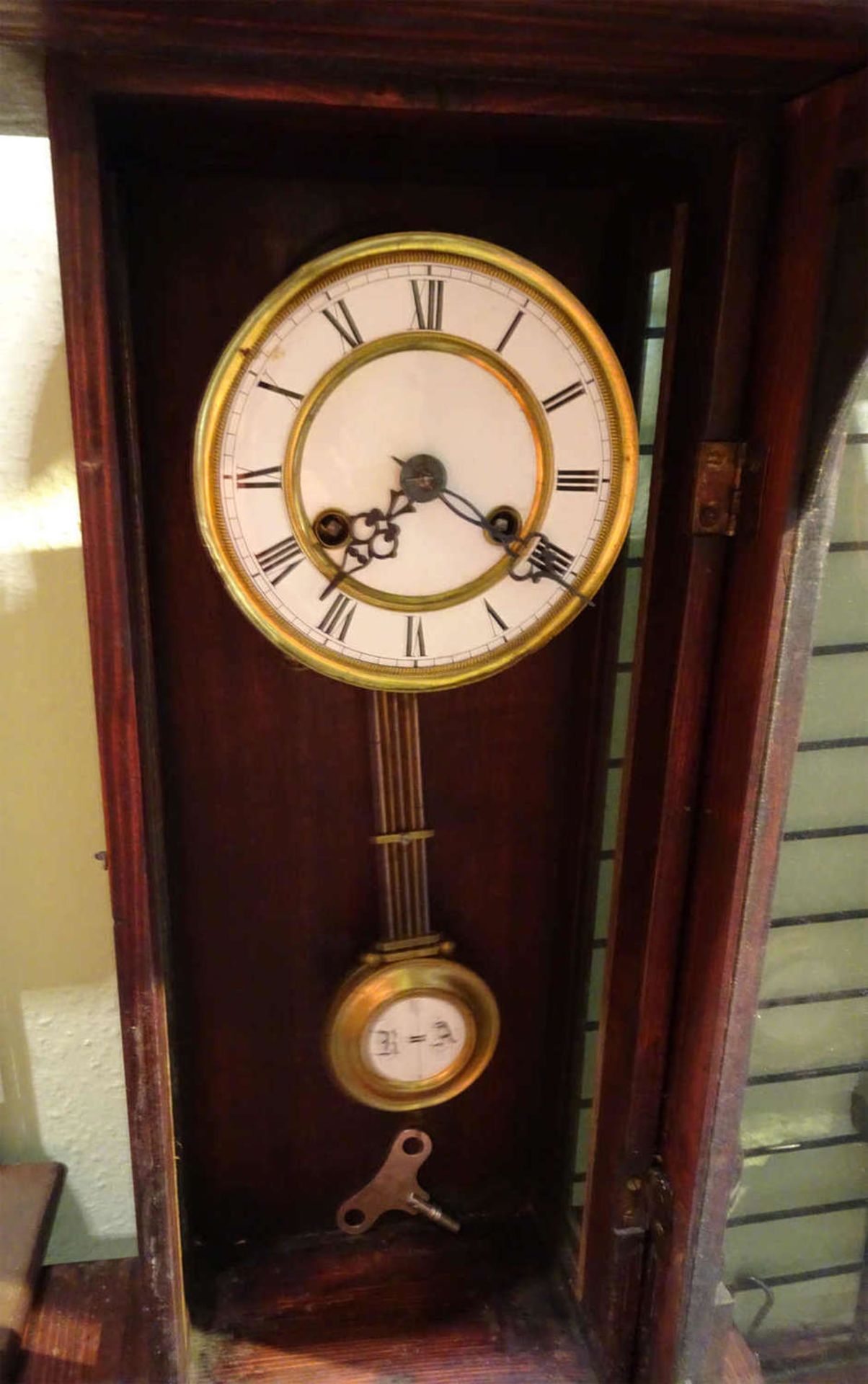 Wanduhr um 1880, Schlag auf Feder. Breite ca. 30 cm, Höhe 90 cmWall clock around 1880, blow on - Image 4 of 4
