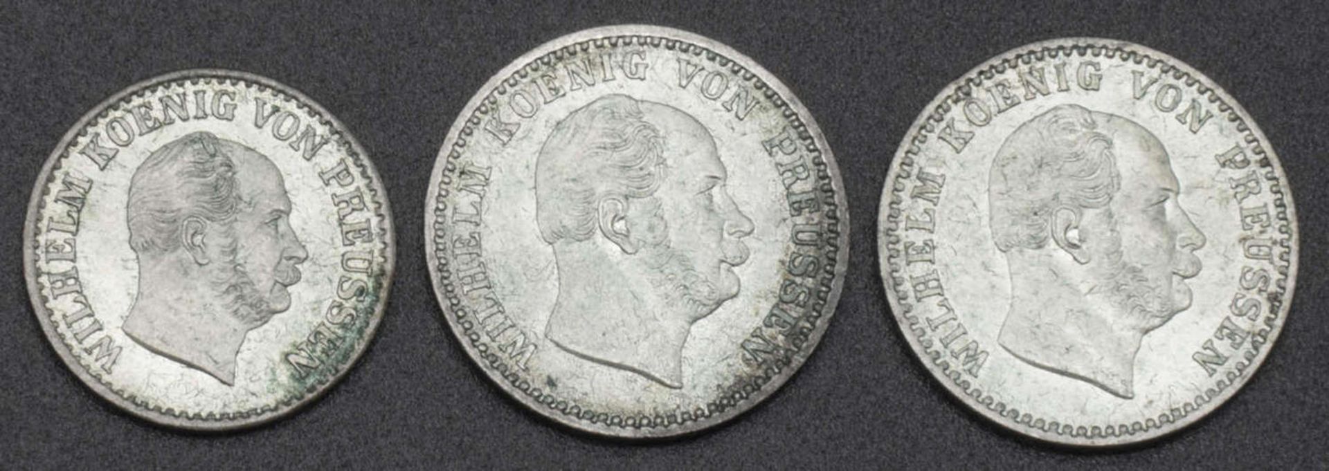 Kaiserreich Preußen, kleines Lot Silbergroschen, dabei 2x 2,5 Groschen, sowie 1 Silbergroschen.