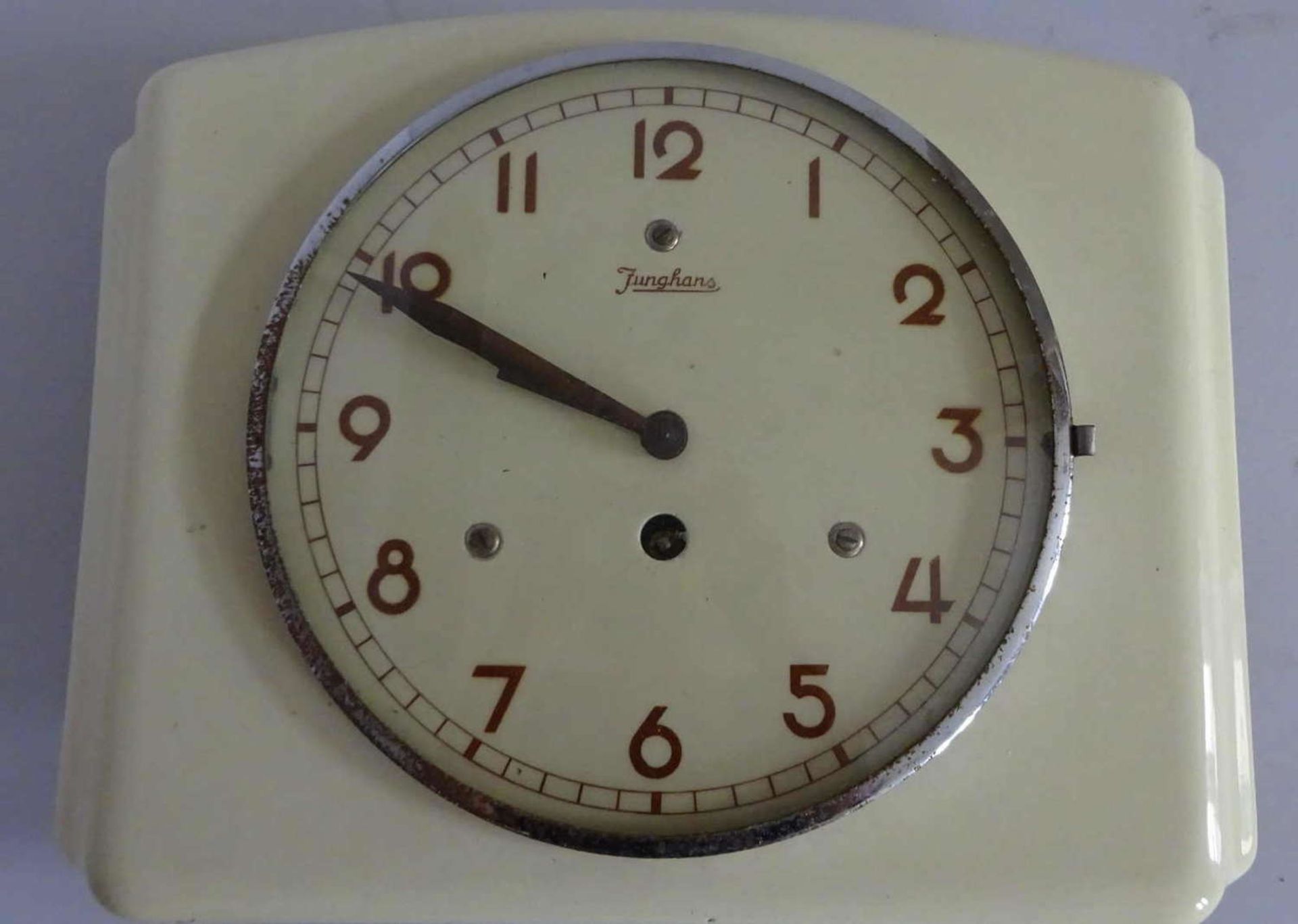 Wanduhr aus Keramik, Junghans, 1954. Modell 2490, Dekor 508/1661. Gebrauchter Zustand.Ceramic wall