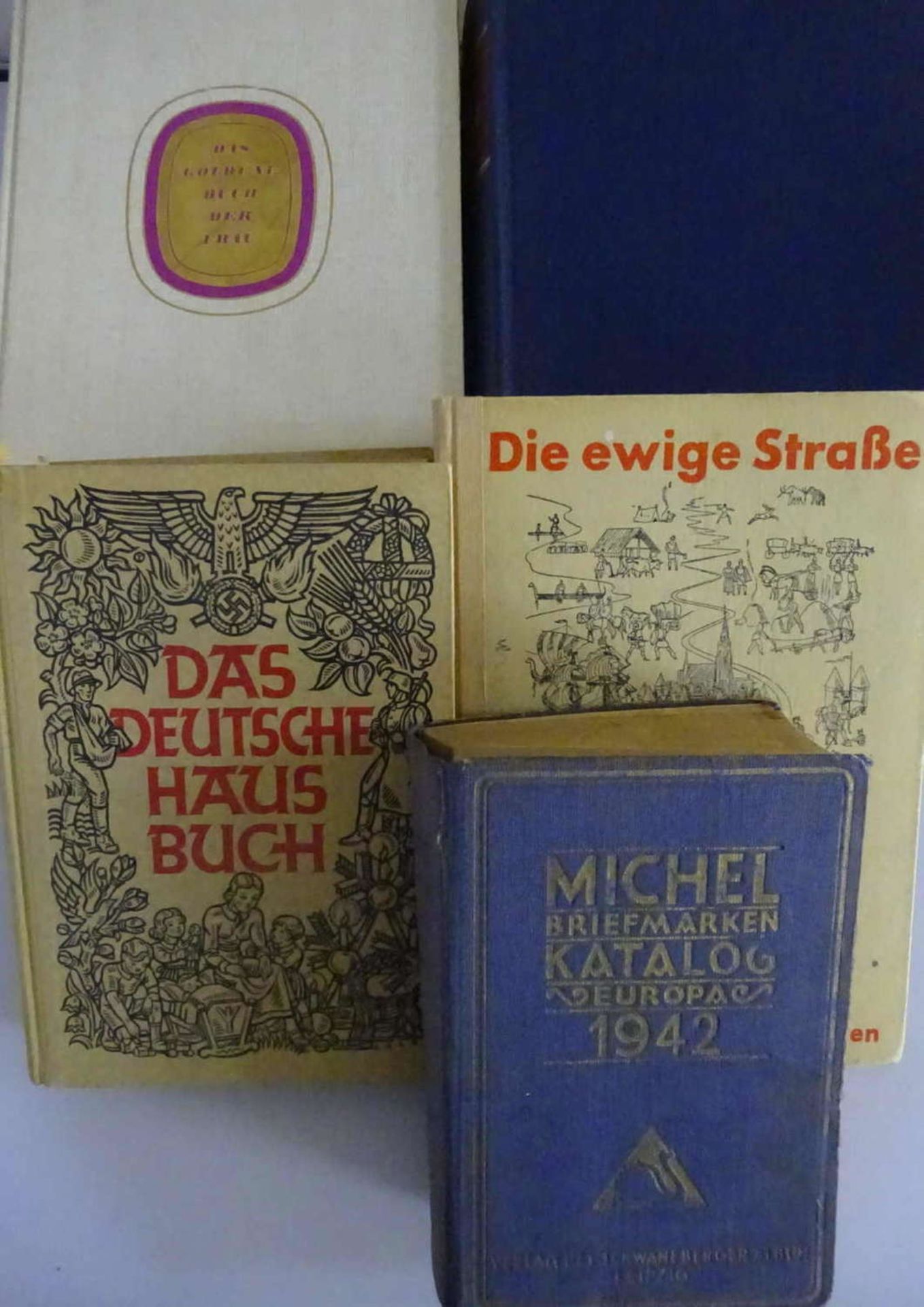 Lot Bücher, dabei "Die ewige Straße - Geschichtsbuch für Hauptschulen", "Michel Briefmarken