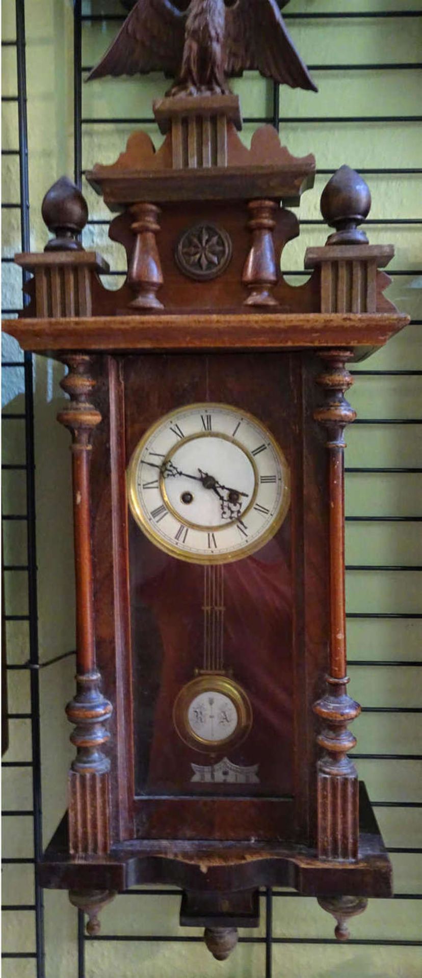 Wanduhr um 1880, Schlag auf Feder. Breite ca. 30 cm, Höhe 90 cmWall clock around 1880, blow on