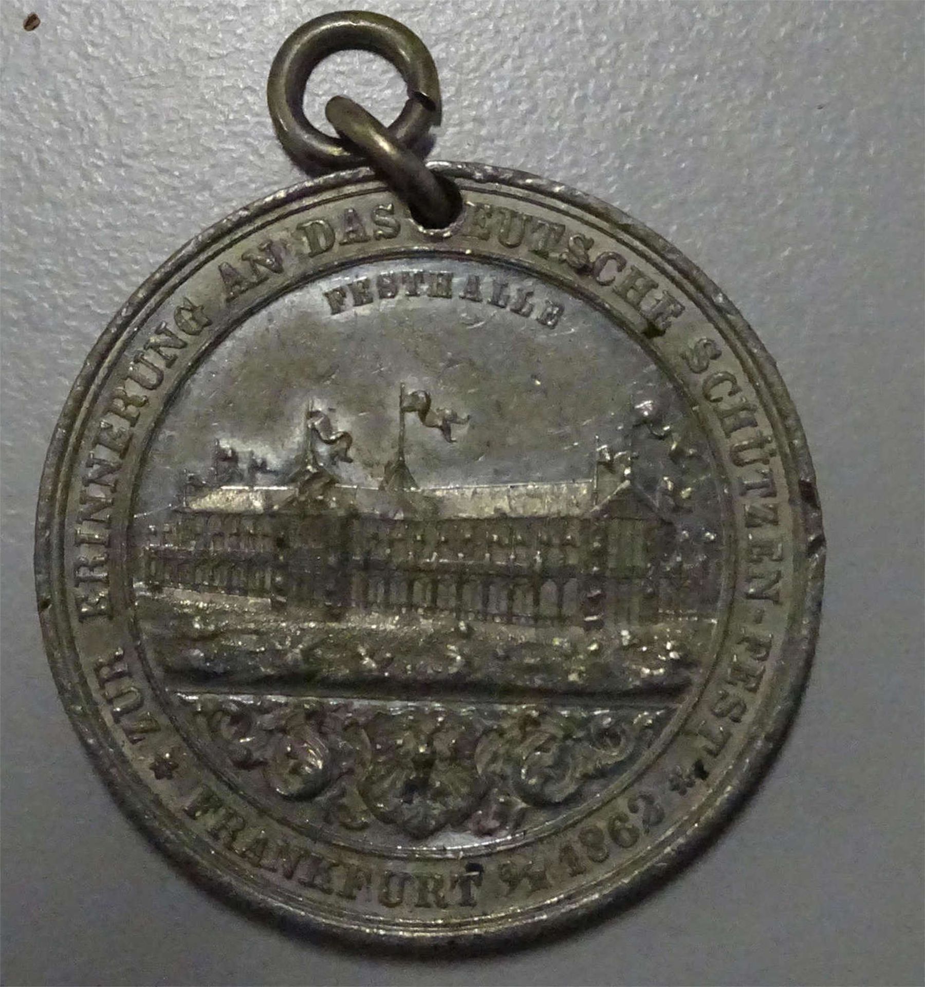 Schützenmedaille Frankfurt 1862, gehenkelt, sonst guter Zustand.Rifle medal Frankfurt 1862, - Bild 2 aus 2