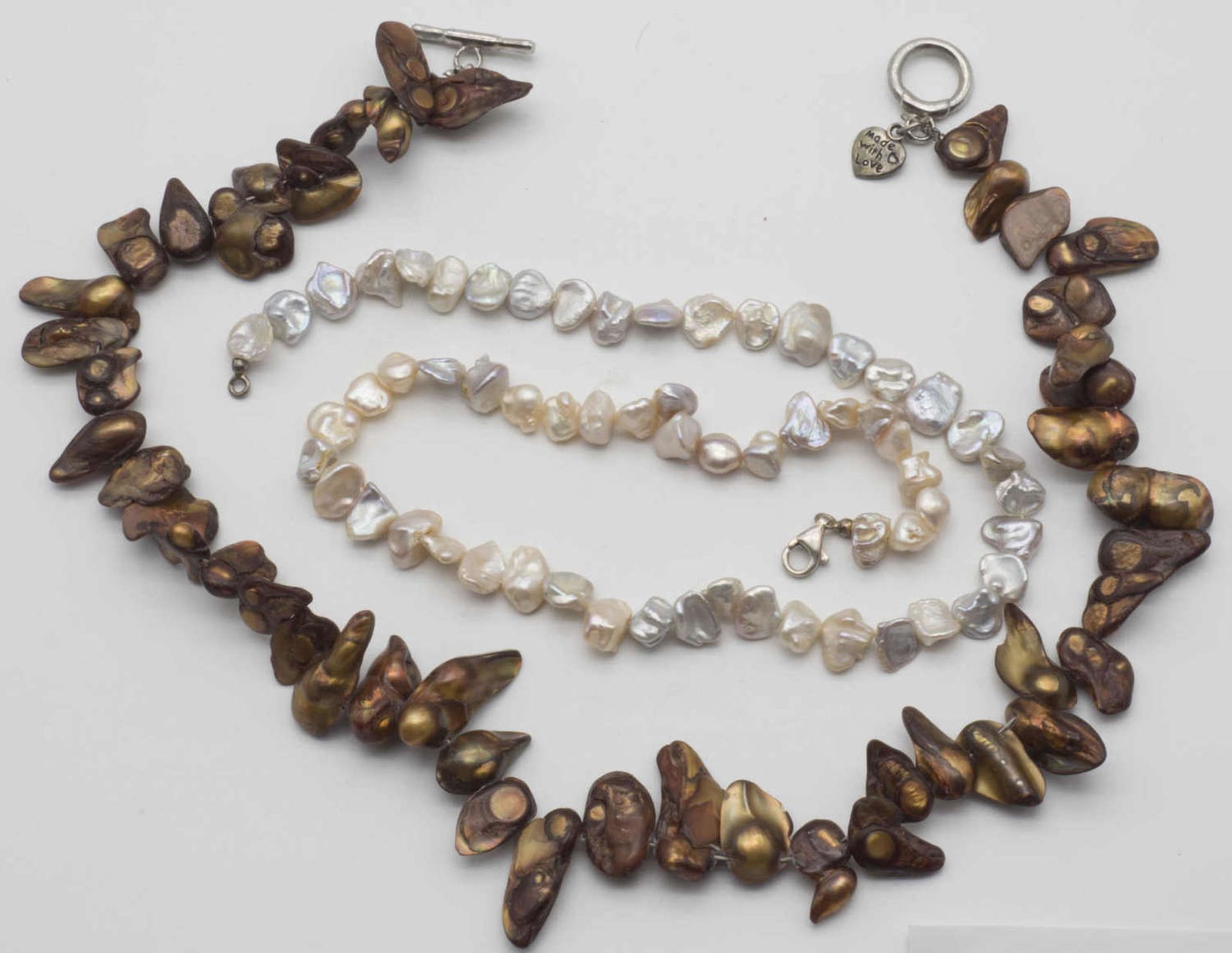 Zwei Echt - Perlen - Ketten, davon eine gefärbt und 1 x mit Silberverschluss. Länge: ca: 44 cm.Two