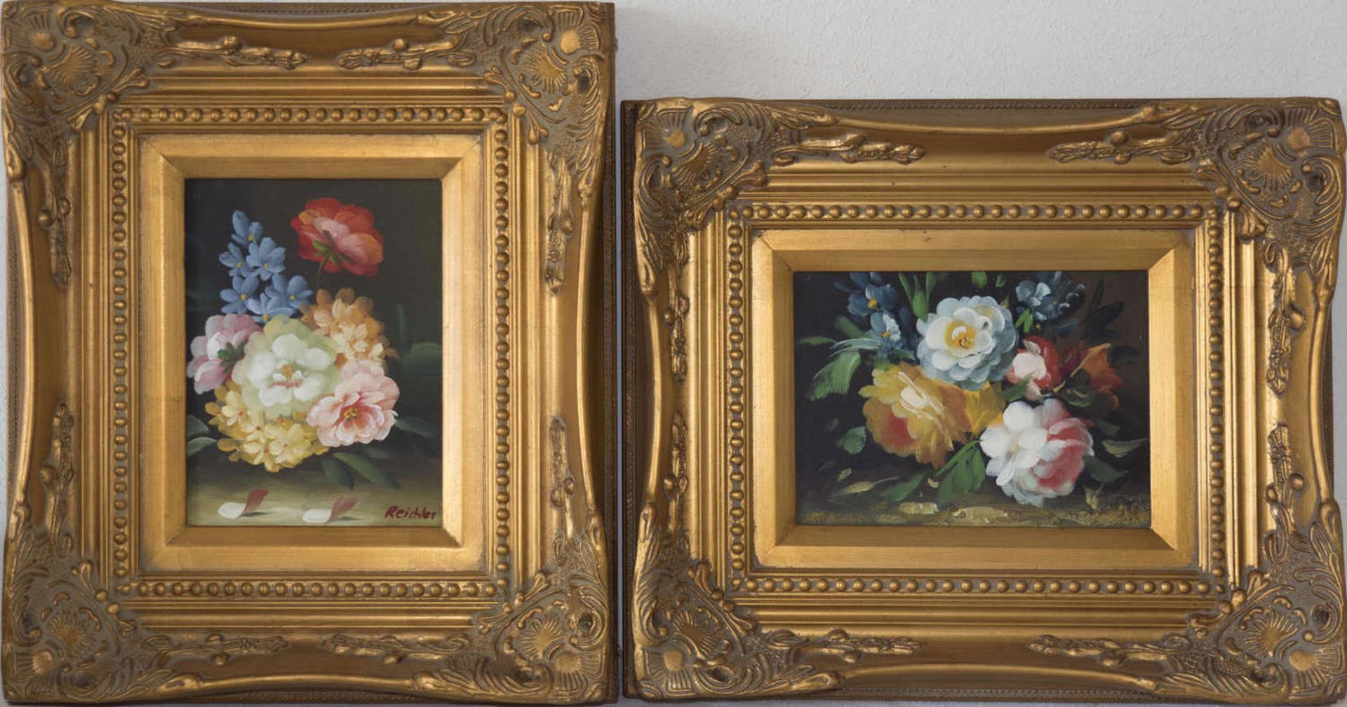 Zwei Blumen - Stillleben, im Gold - Stuckrahmen. Maße: ca. 27,5 cm x ca. 27 cm. Ein Bild signiert.