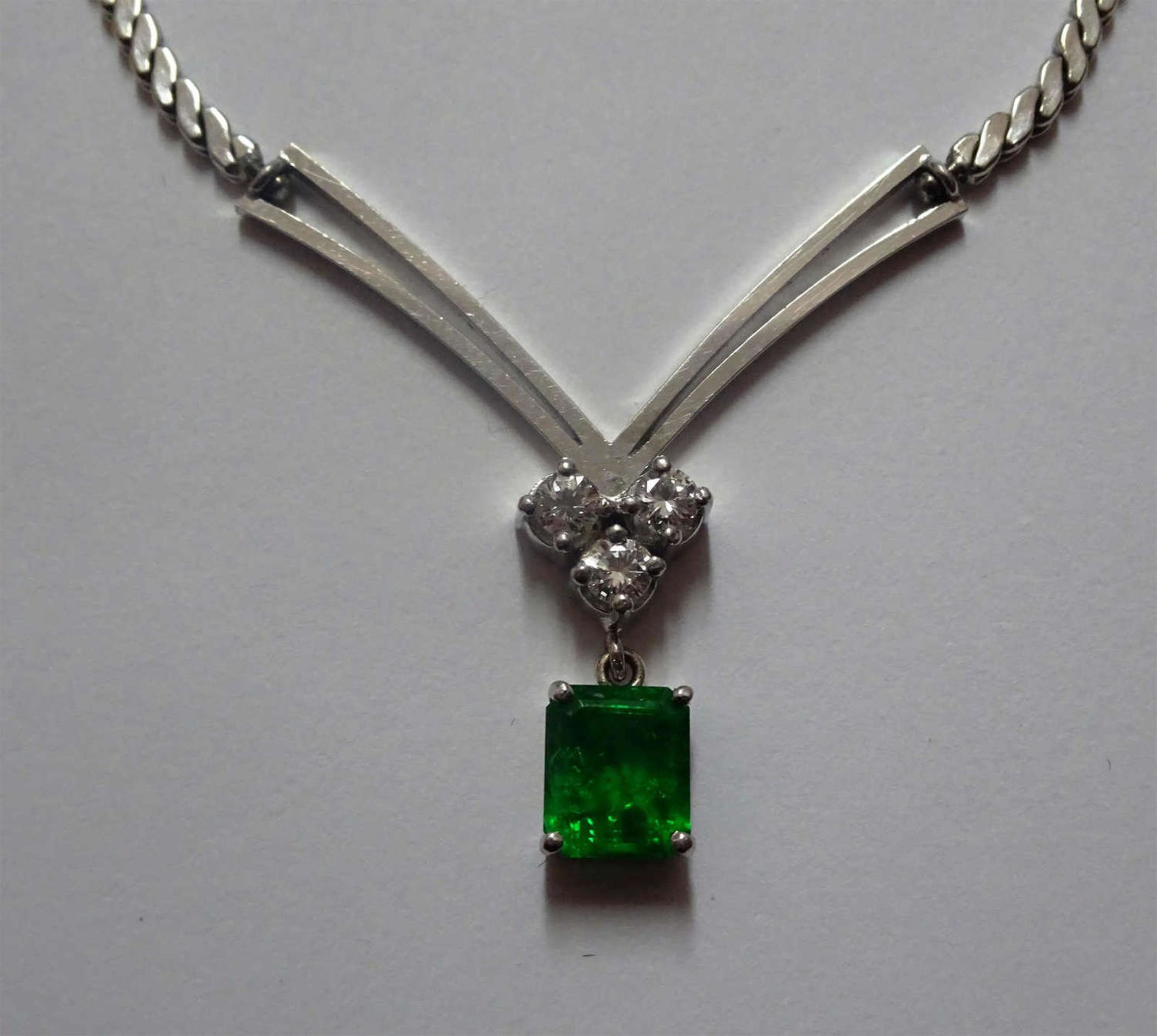 Feines Weißgold - Collier, mit drei gefassten Diamanten und einem abhängenden Smaragd - Carré. - Bild 2 aus 2