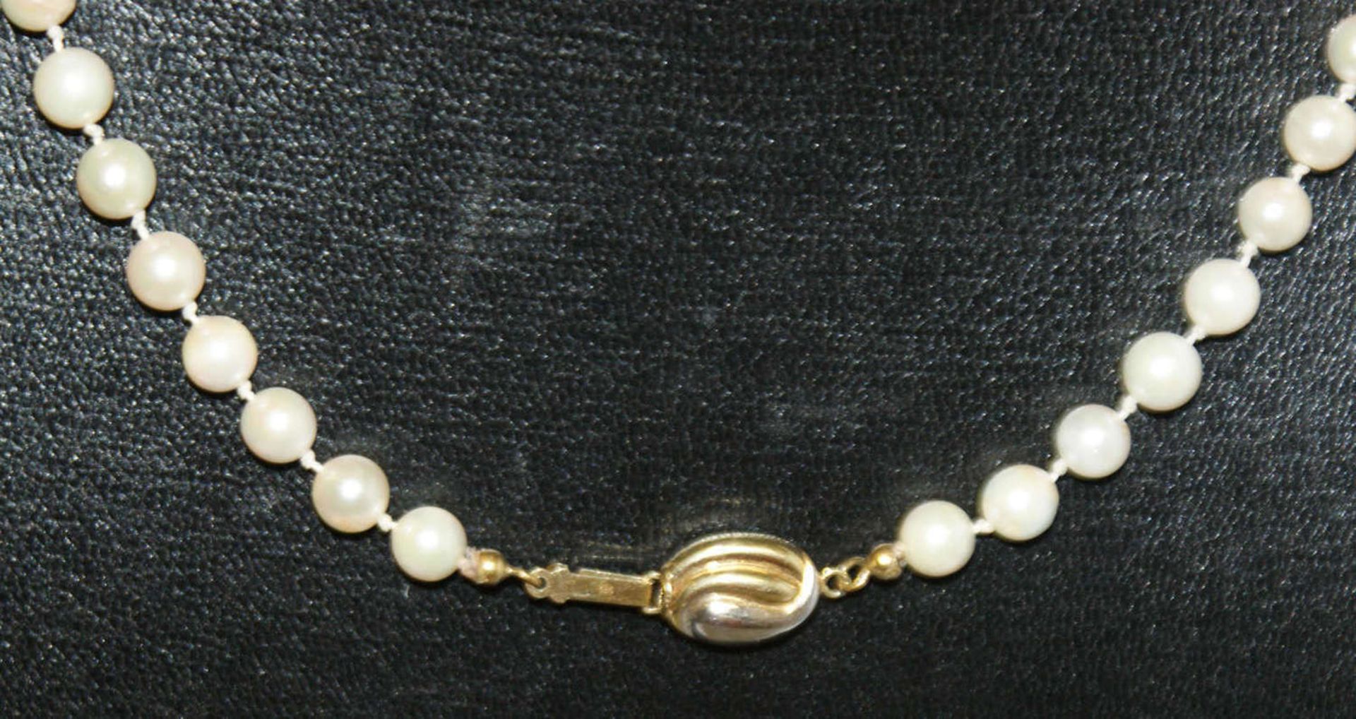 Perlenkette mit 585er Gelbgold, Kettenlänge ca. 55 cm, bitte besichtigen.Pearl necklace with 585er - Bild 2 aus 2