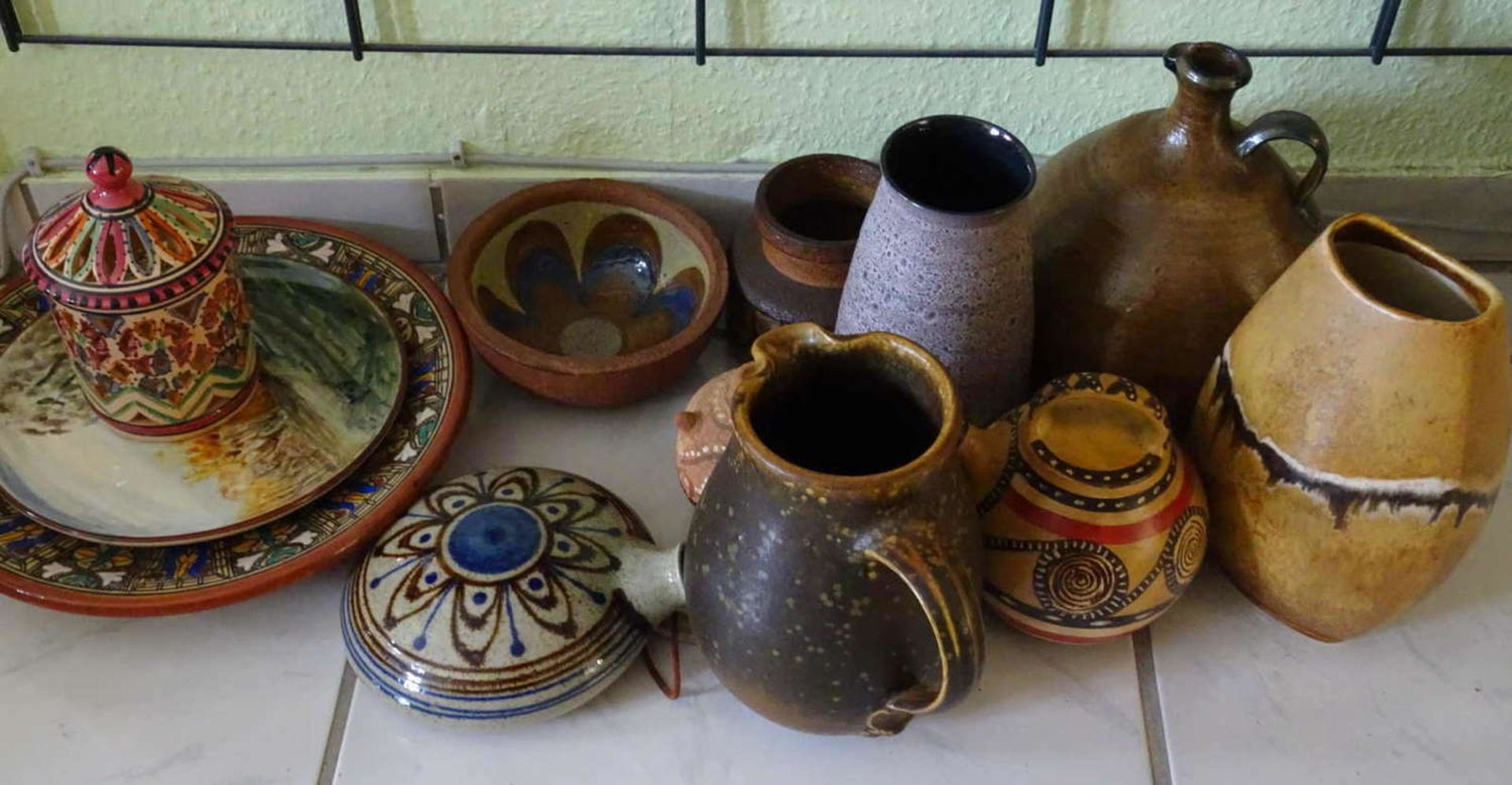 Lot Keramik, dabei: Vasen, Krüge aus HaushaltsauflösungLot ceramics, as well: vases, pitchers from