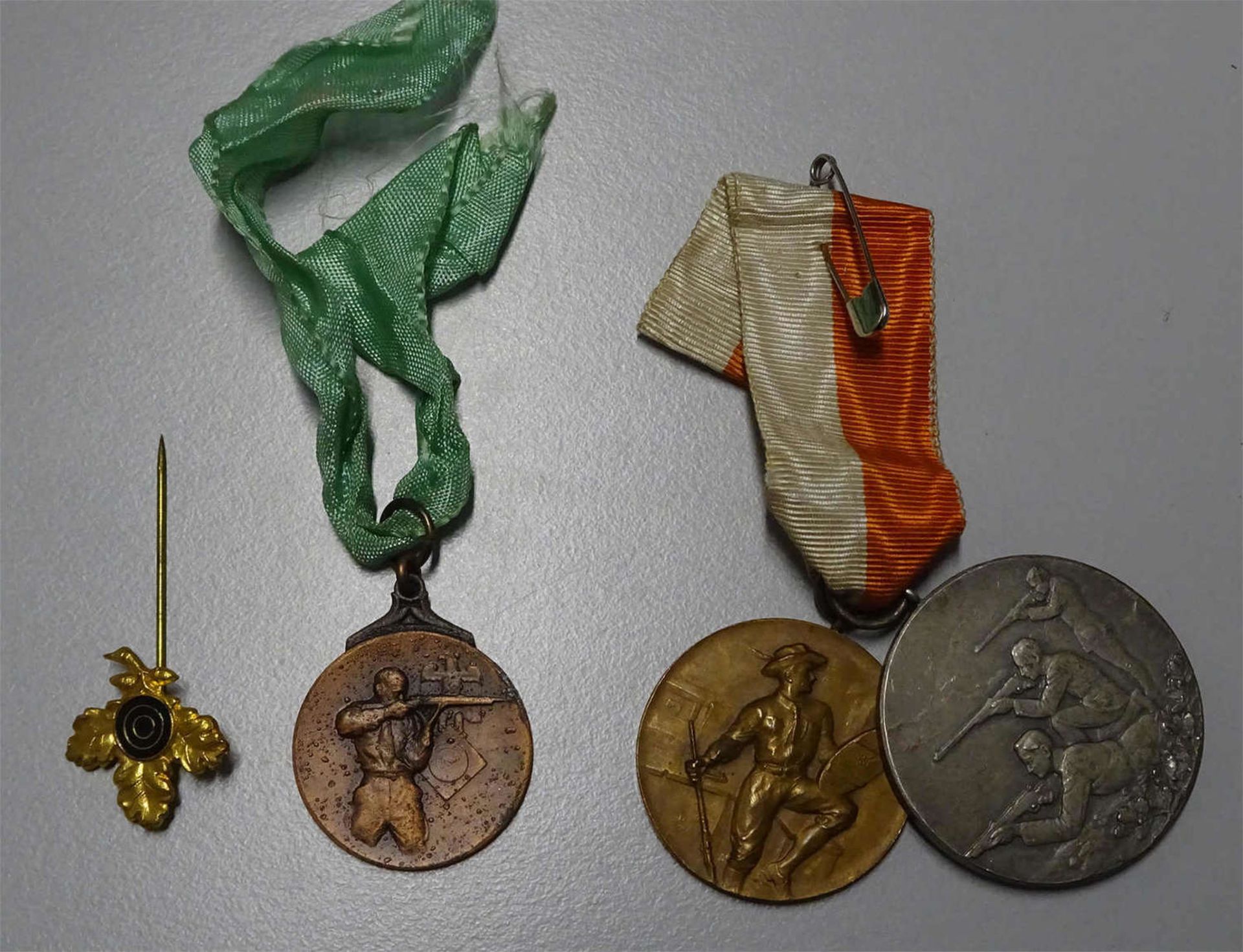 3 Schützenmedaillen "Hassia", 1x Bezirksmeister 1934, 1x K.K. Hassia 1932, 1x Alzey 7.11.1937, sowie