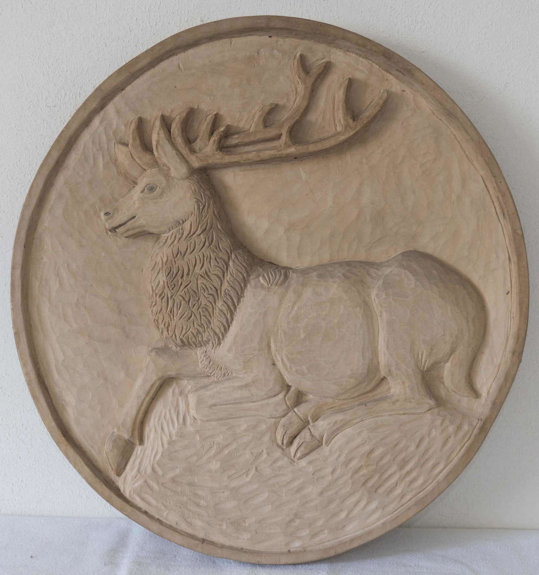 Holzschnitzerei "Hirsch". Aus einer Baumscheibe herausgeschnitzt. Durchmesser: ca. 46 cm.Wood