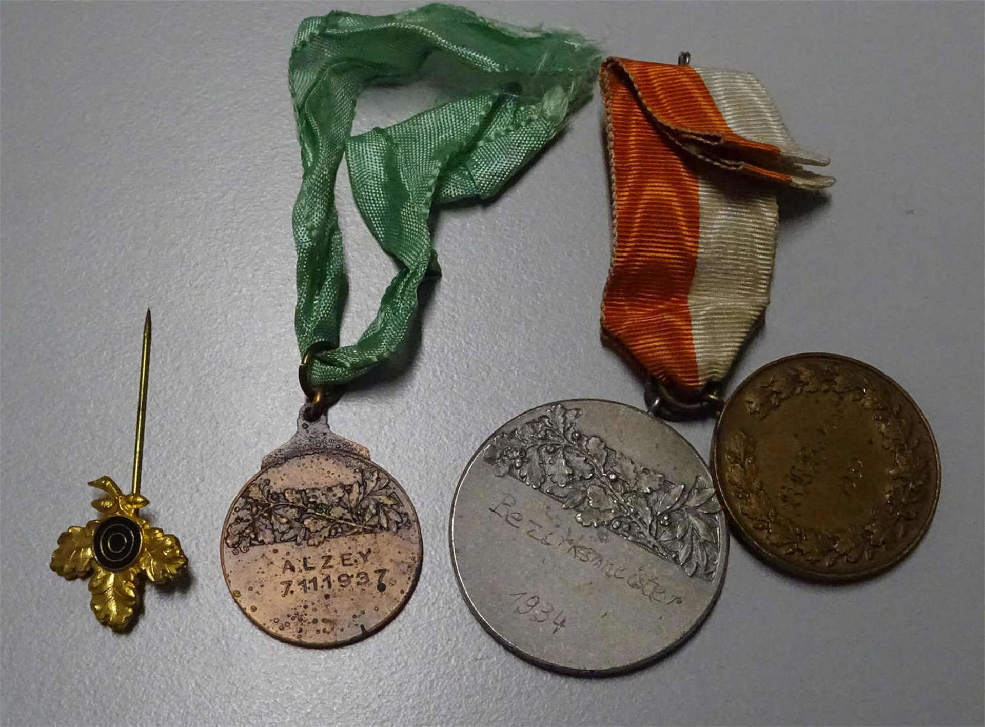 3 Schützenmedaillen "Hassia", 1x Bezirksmeister 1934, 1x K.K. Hassia 1932, 1x Alzey 7.11.1937, sowie - Bild 2 aus 2
