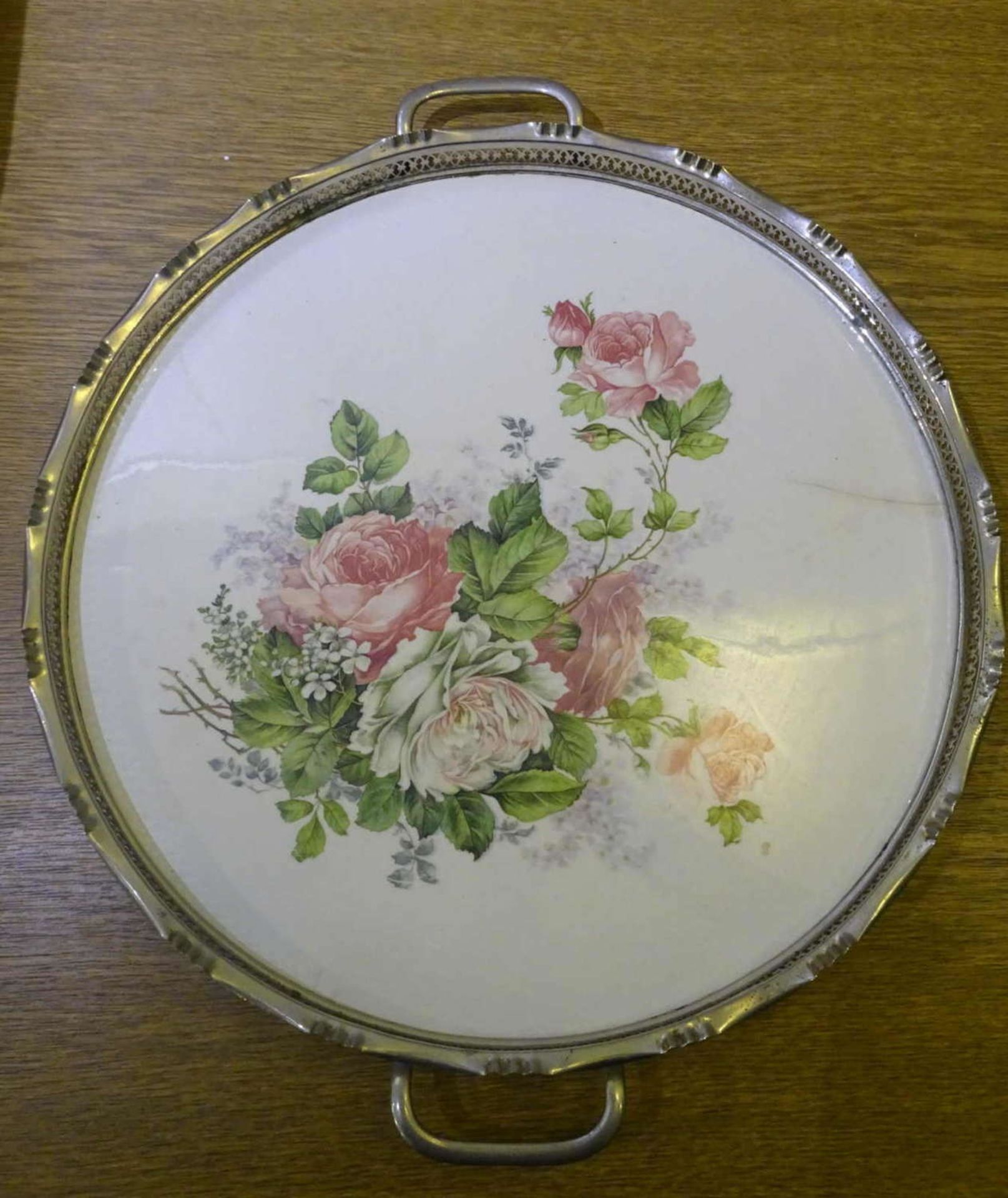 Tortenplatte "Rosen" mit Metallmontur, 1 Fuß fehlt. Durchmesser ca. 37 cmCake plate "Roses" with