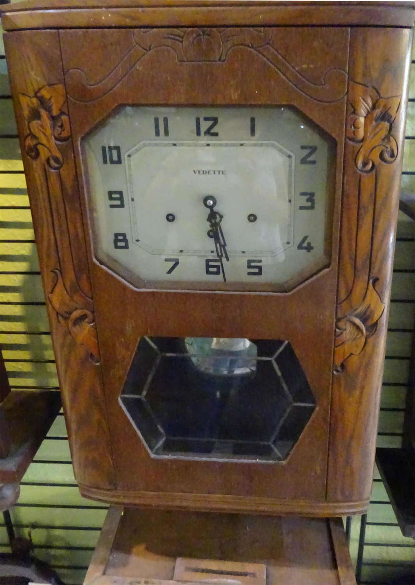 Wanduhr Vedette Westminster um 1920. Breite ca. 38 cm, Höhe ca. 65 cmWall clock Vedette