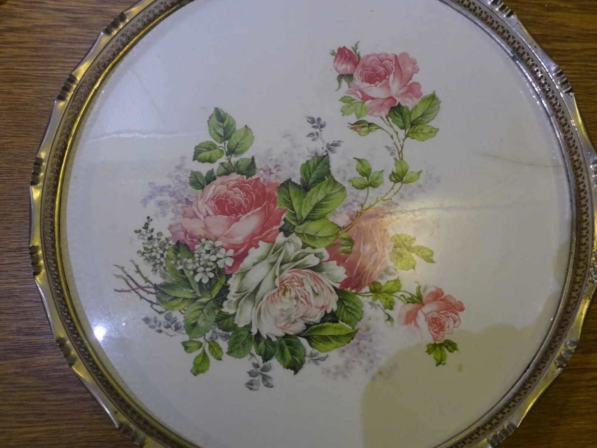 Tortenplatte "Rosen" mit Metallmontur, 1 Fuß fehlt. Durchmesser ca. 37 cmCake plate "Roses" with - Bild 2 aus 3