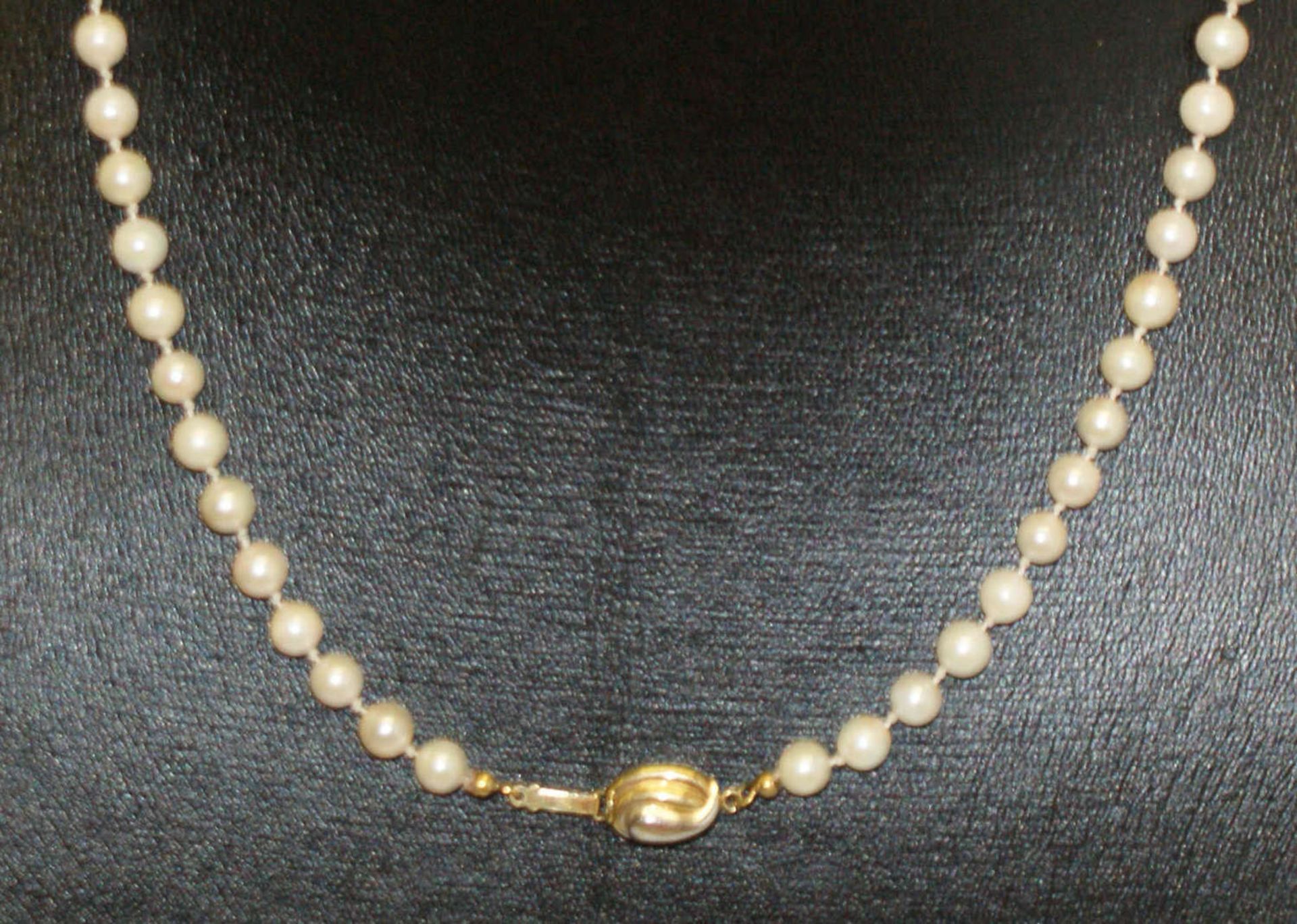 Perlenkette mit 585er Gelbgold, Kettenlänge ca. 55 cm, bitte besichtigen.Pearl necklace with 585er