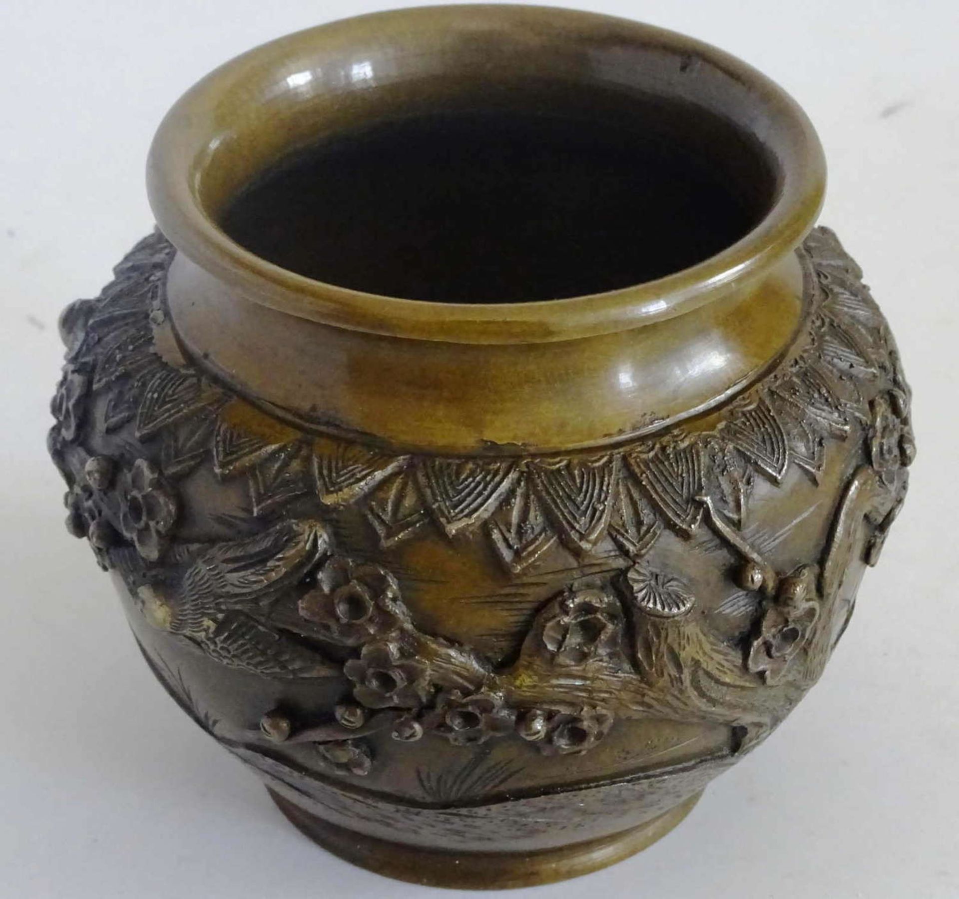 Bronze Topf "Japan" mit floralen Design, höhe ca. 9 cm, durchmesser ca. 8,5 cmBronze pot "Japan"