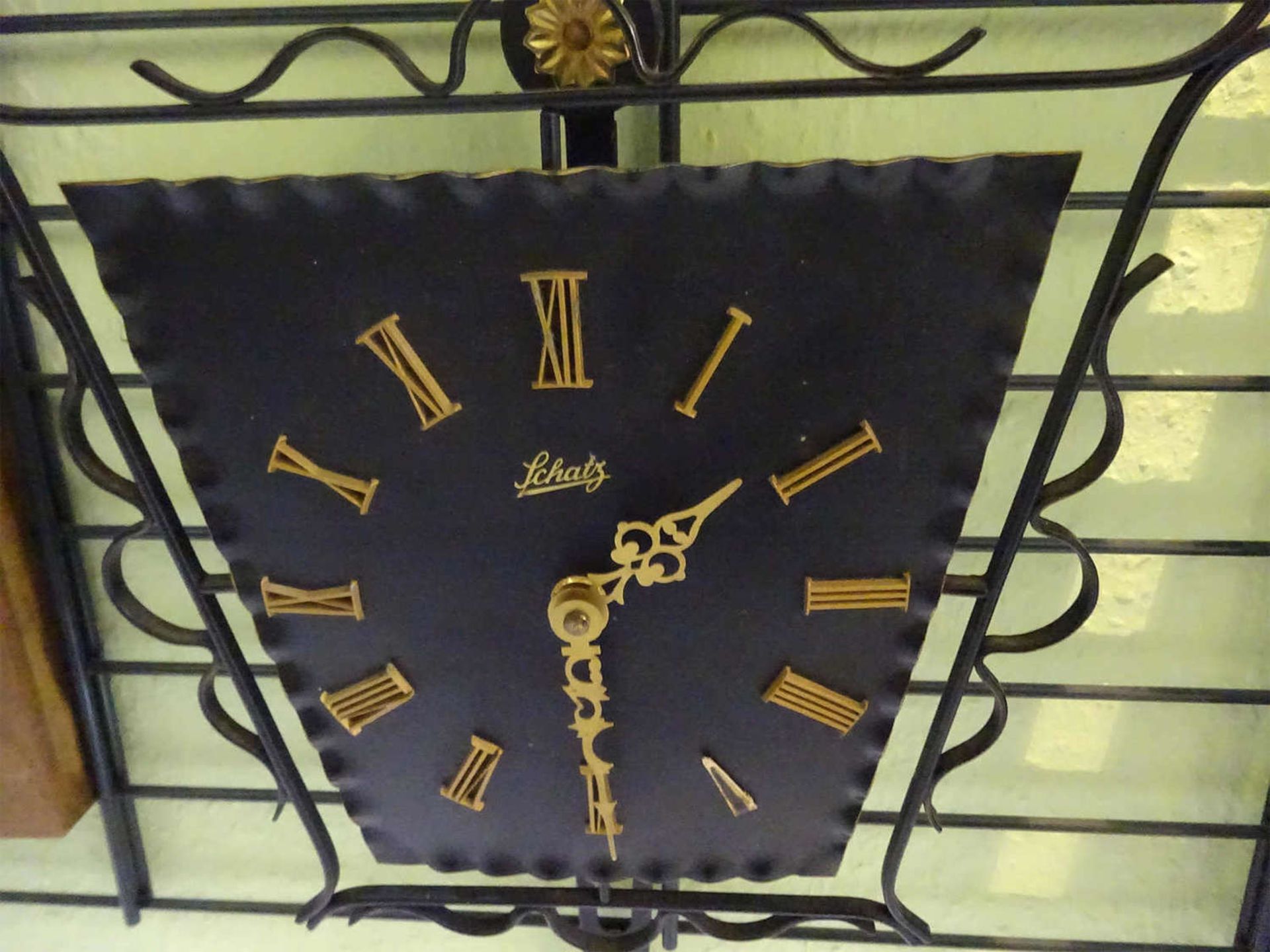 Wanduhr, Marke Schatz, elektrisch. Breite ca. 28 cm, Höhe ca. 45 cmWall clock, brand treasure, - Bild 2 aus 2