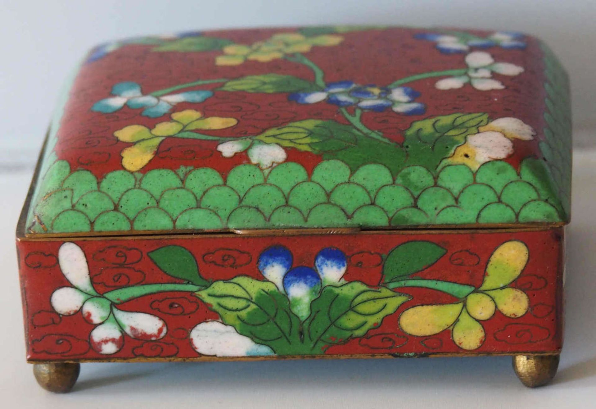 China Cloisonné Deckeldose. Mitte 20. Jhd. Gewölbter Deckel. Rundum florales Dekor. Maße: ca. 4,7 cm
