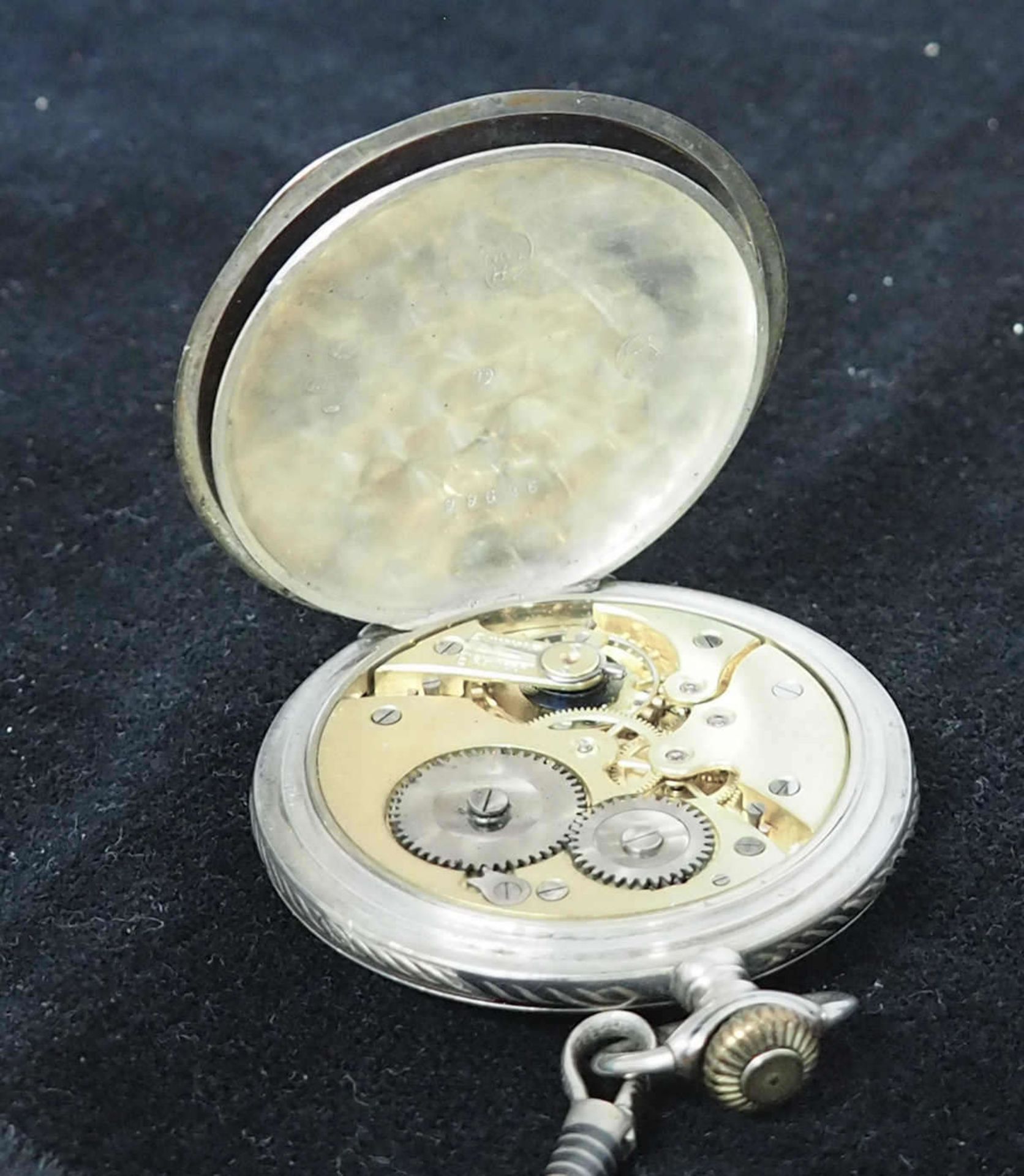 Zwei Taschenuhren: 1 x Silber 800, mit Kette. Alle Deckel gepunzt. Läuft nichtz an. 1 x Silber - Image 4 of 7