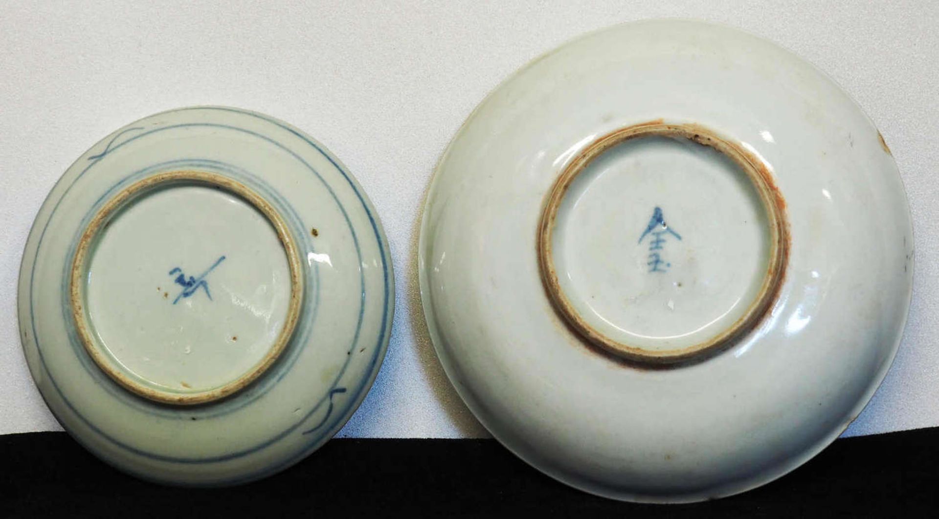 Zwei chinesische Teller. Quing - Dynastei (um 1900). Unterglasur - Blaumalerei. Beide gemarkt.Two - Bild 2 aus 2