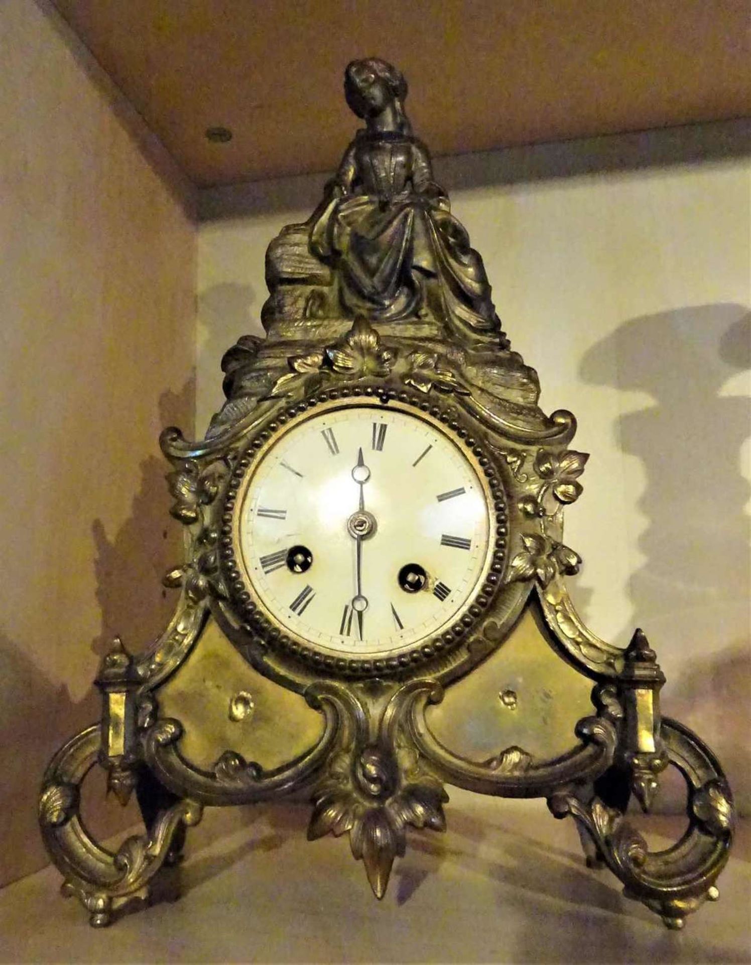 Tischuhr mit Fehlteilen, Funktion nicht geprüft, Höhe ca. 34 cm.Table clock with missing parts,