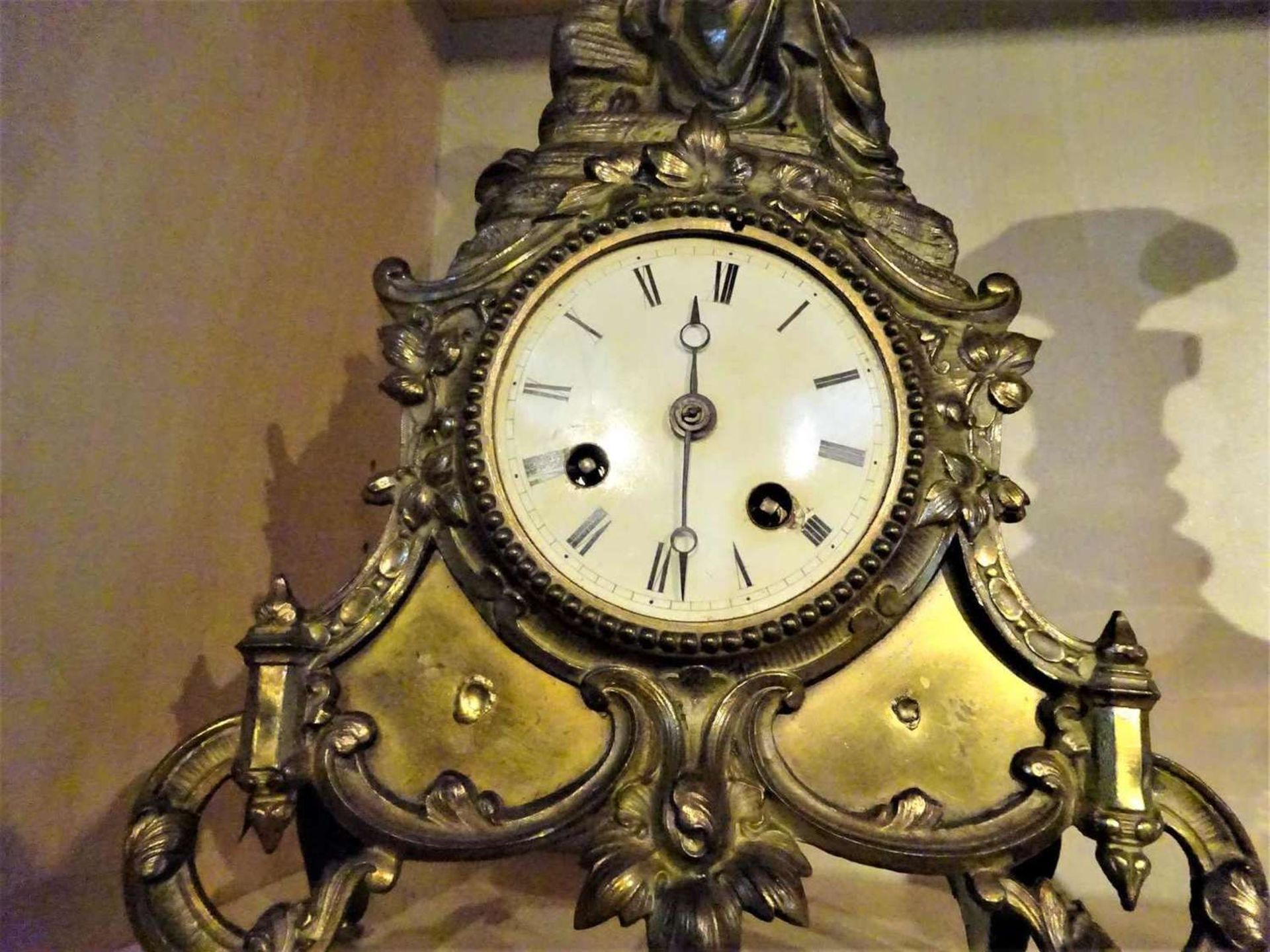 Tischuhr mit Fehlteilen, Funktion nicht geprüft, Höhe ca. 34 cm.Table clock with missing parts, - Image 3 of 3