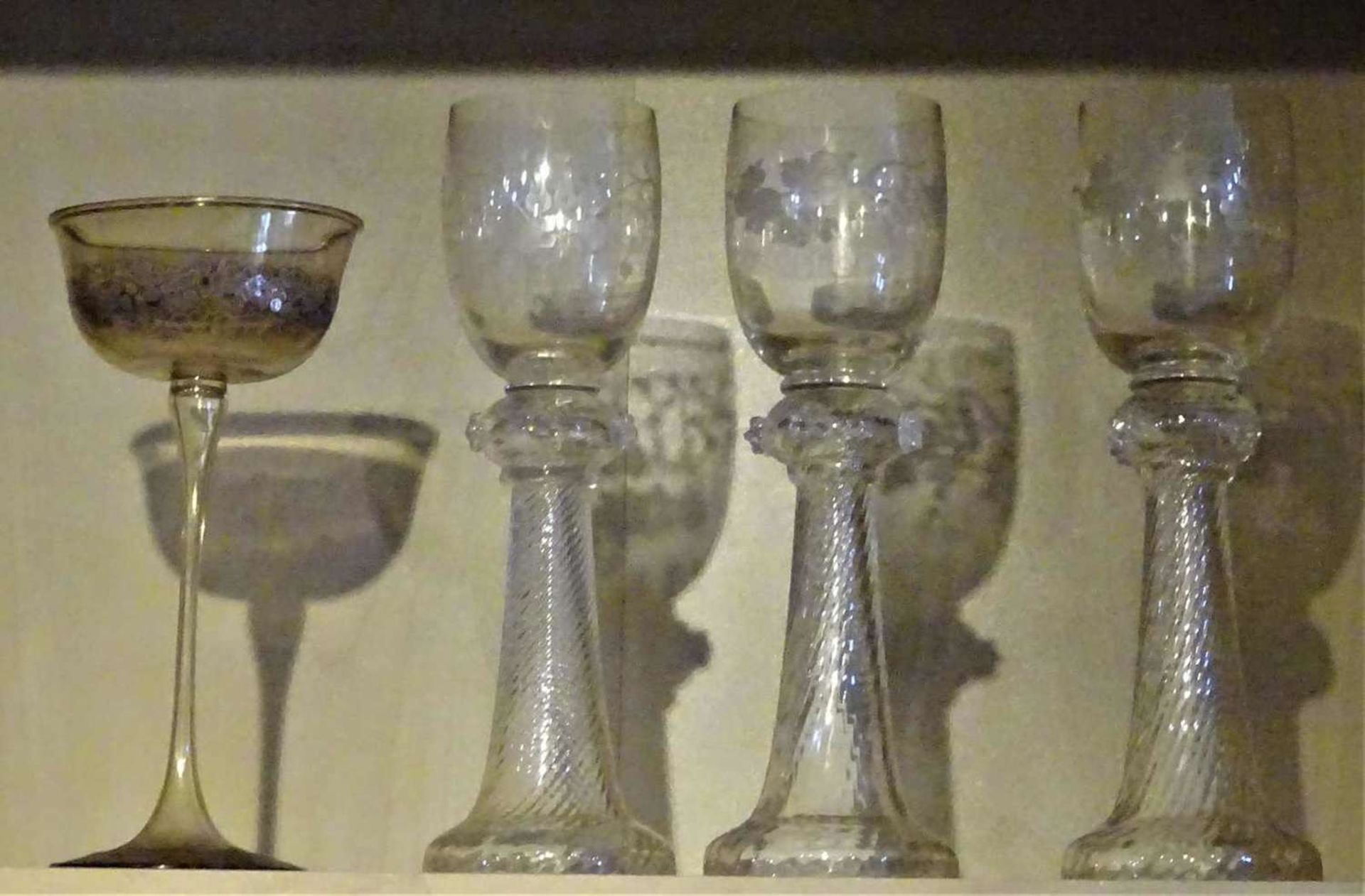 3 Weinrömer wohl Theresienthal, sowie ein altes mundgeblasenes Glas, Höhe Weinrömer ca. 22 cm, guter