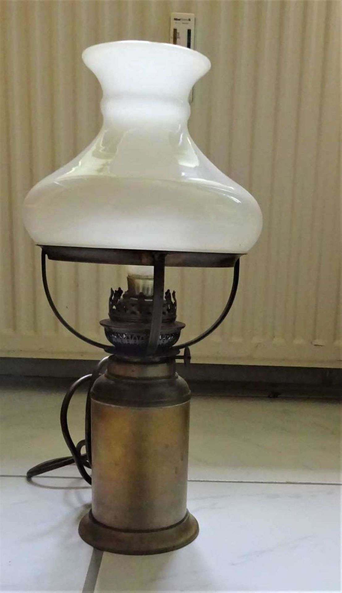 1 Tischlampe mit Kupferfuß und Glasschirm, Funktion nicht geprüft, Höhe ca. 39,5 cm.1 table lamp