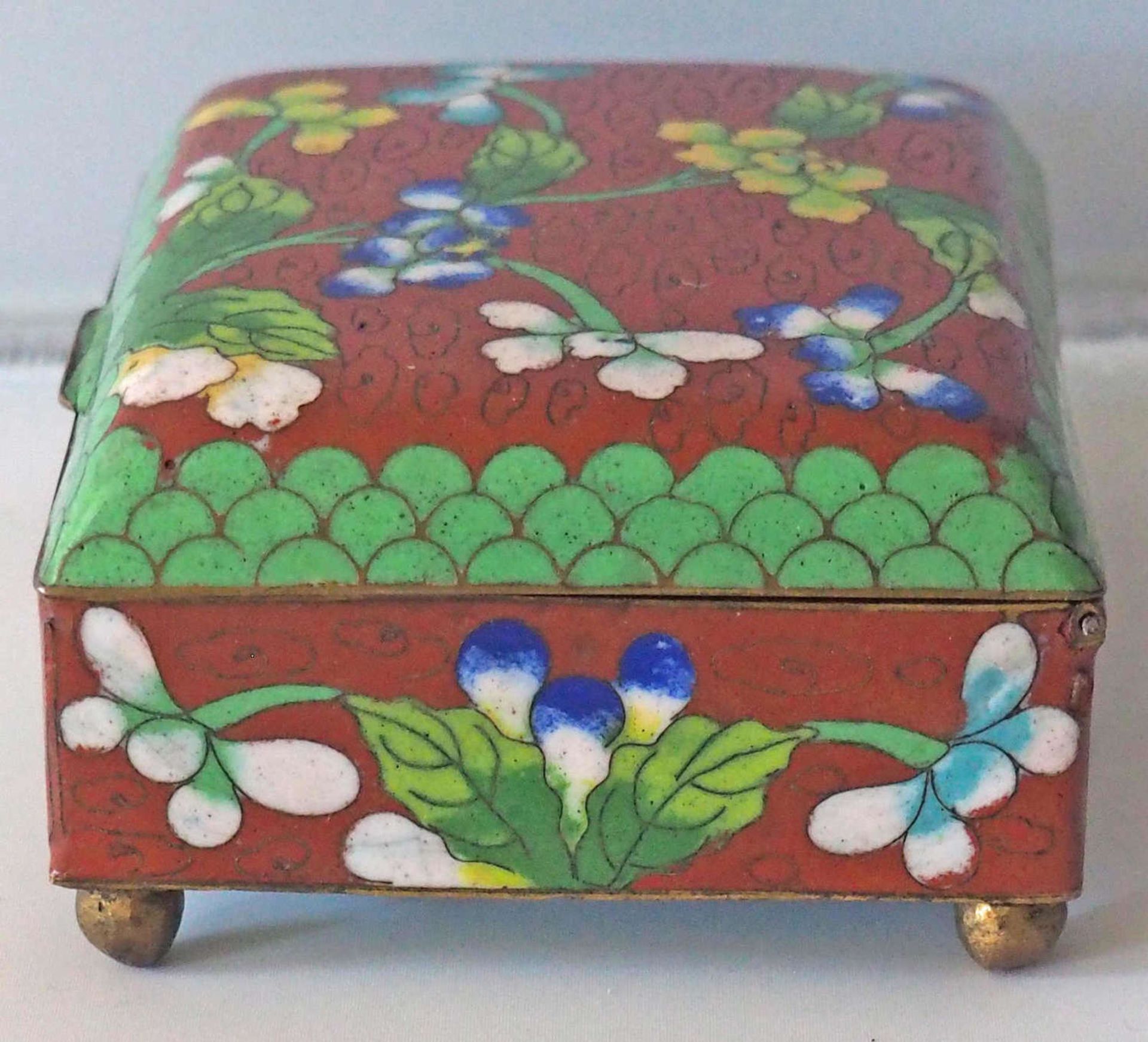 China Cloisonné Deckeldose. Mitte 20. Jhd. Gewölbter Deckel. Rundum florales Dekor. Maße: ca. 4,7 cm - Bild 3 aus 4