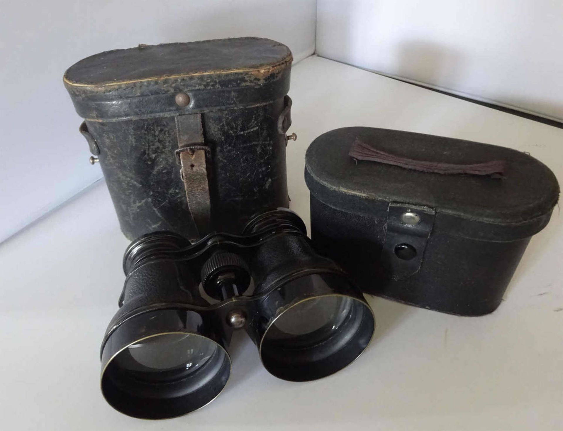 3 alte Ferngläser, 2x im Etui. Gebrauchter Zustand, bitte besichtigen3 old binoculars, 2x in a case.