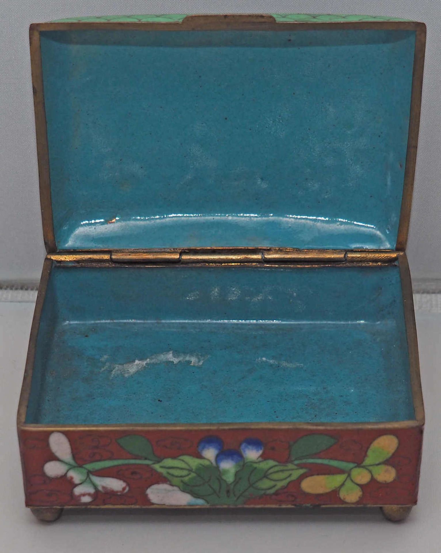 China Cloisonné Deckeldose. Mitte 20. Jhd. Gewölbter Deckel. Rundum florales Dekor. Maße: ca. 4,7 cm - Bild 2 aus 4