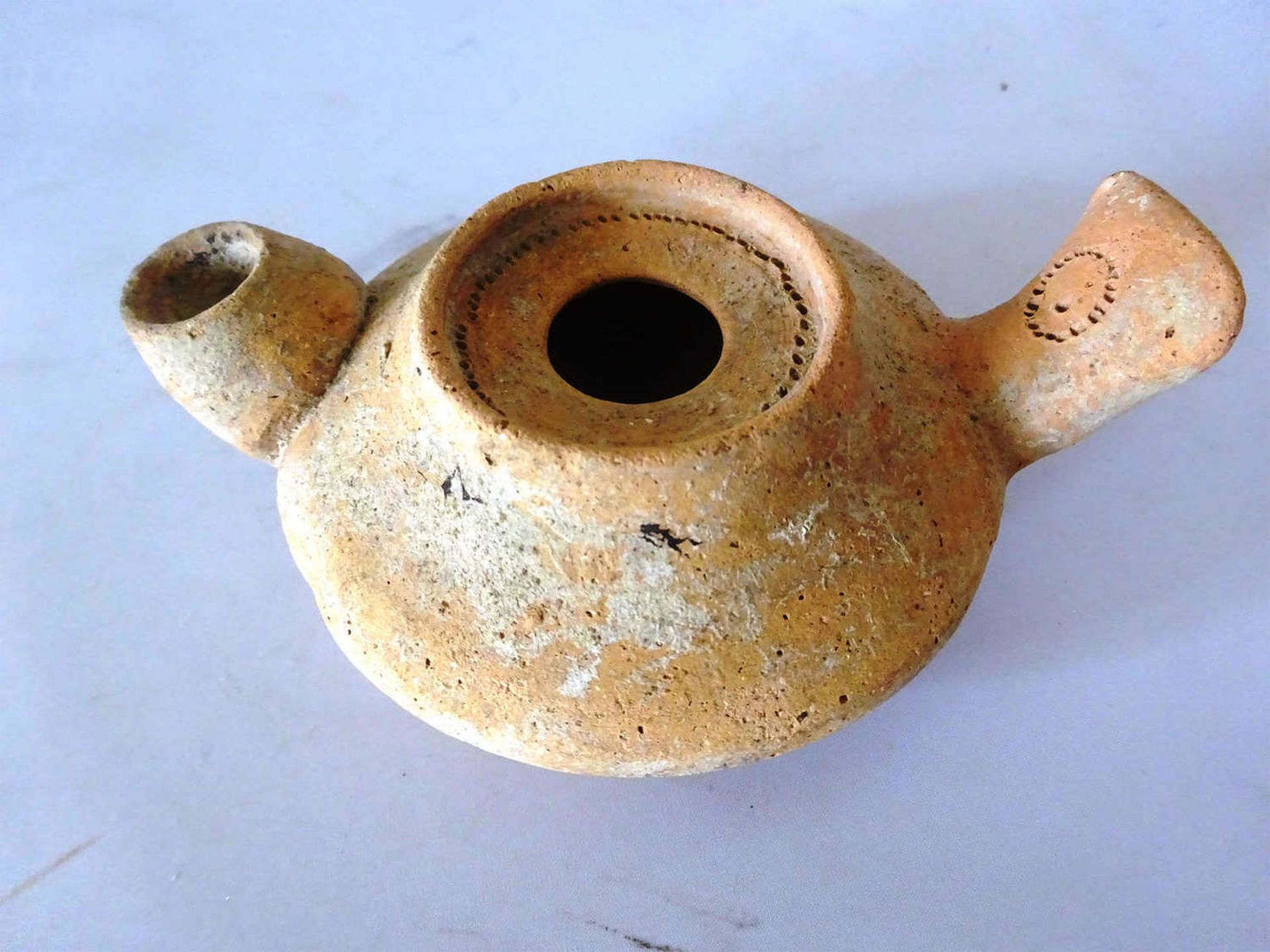römisches Öllämpchen, Original aus der Zeit - über 2000 Jahre alt.Roman oil lamp, original from - Image 2 of 2