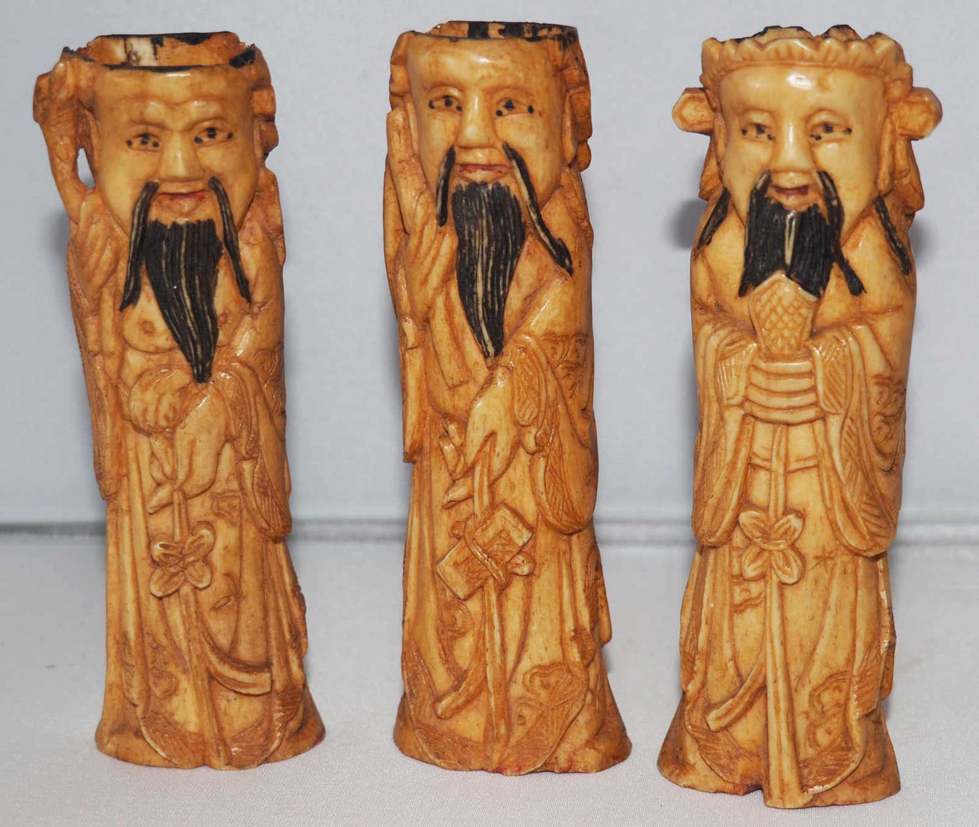 Drei fein geschnitzte Figuren "Gelehrte". Bein.Three finely carved figures "Scholars". Bone.